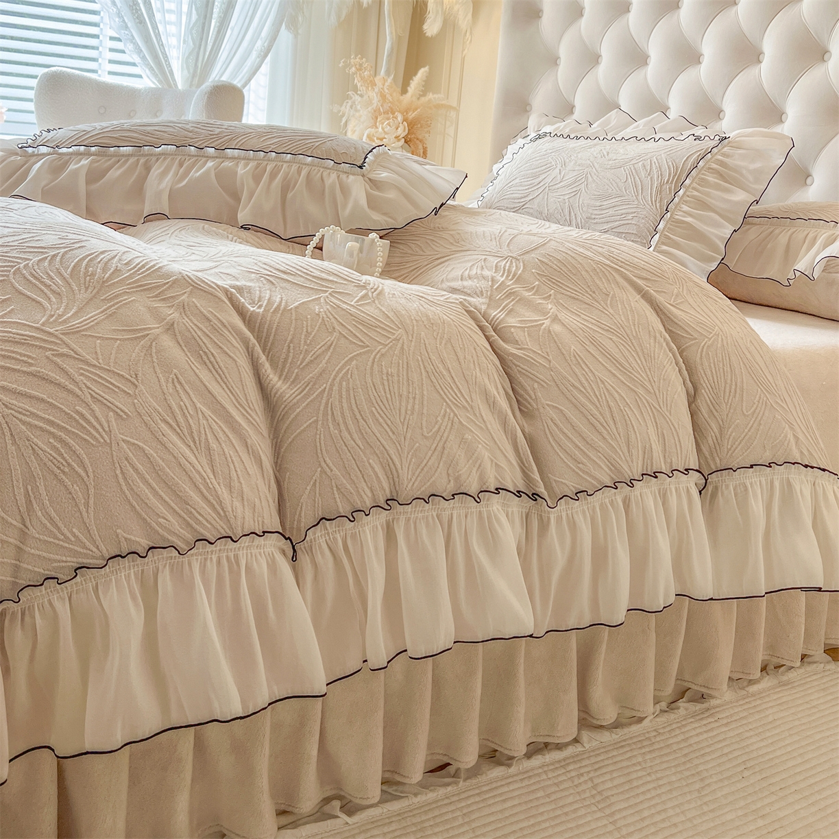 91家纺网 家纺一手货源 找家纺 满座家居 2025爆款230克高克重雕花牛奶绒床盖四件套  金枝玉叶-米灰