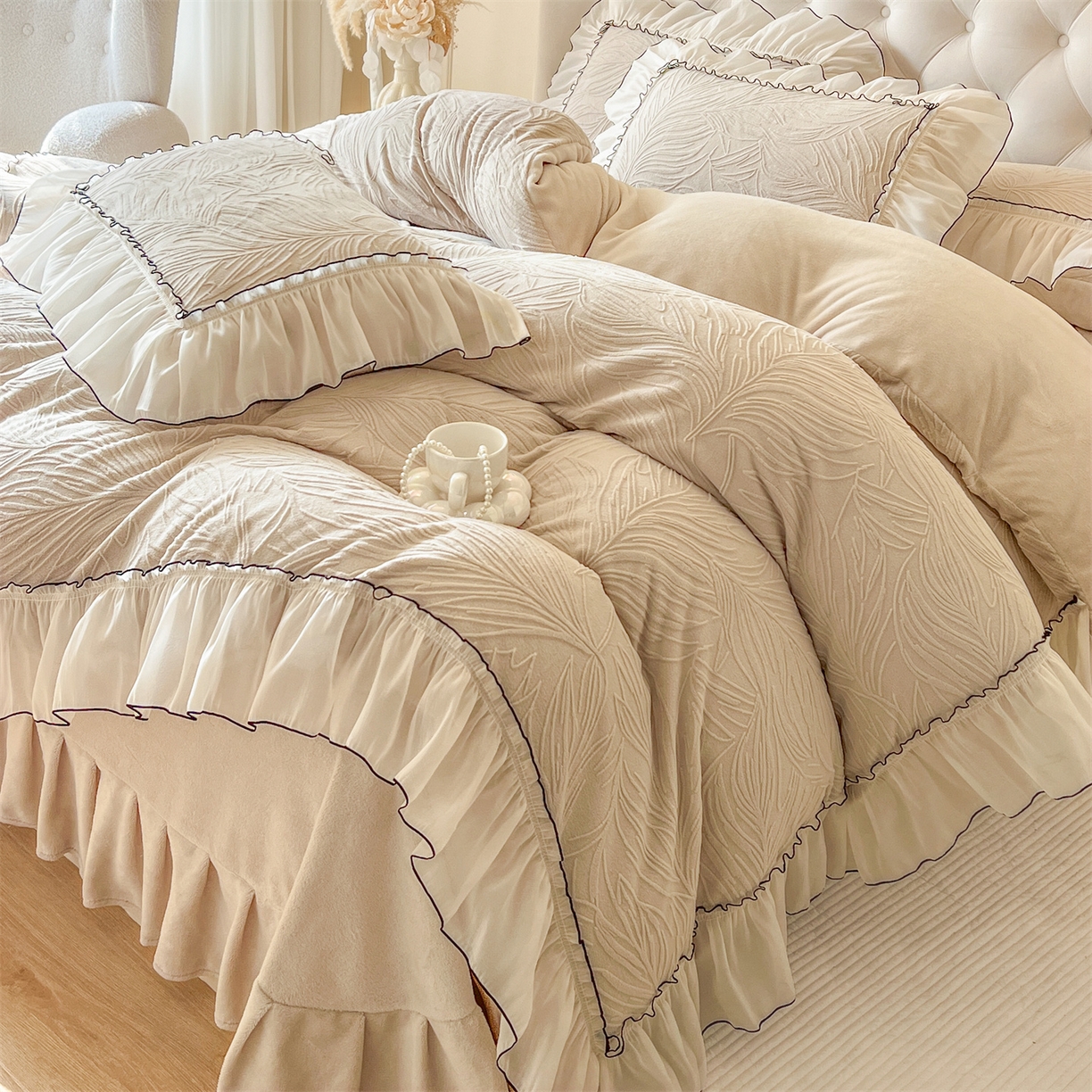 91家纺网 家纺一手货源 找家纺 满座家居 2025爆款230克高克重雕花牛奶绒床盖四件套  金枝玉叶-米灰