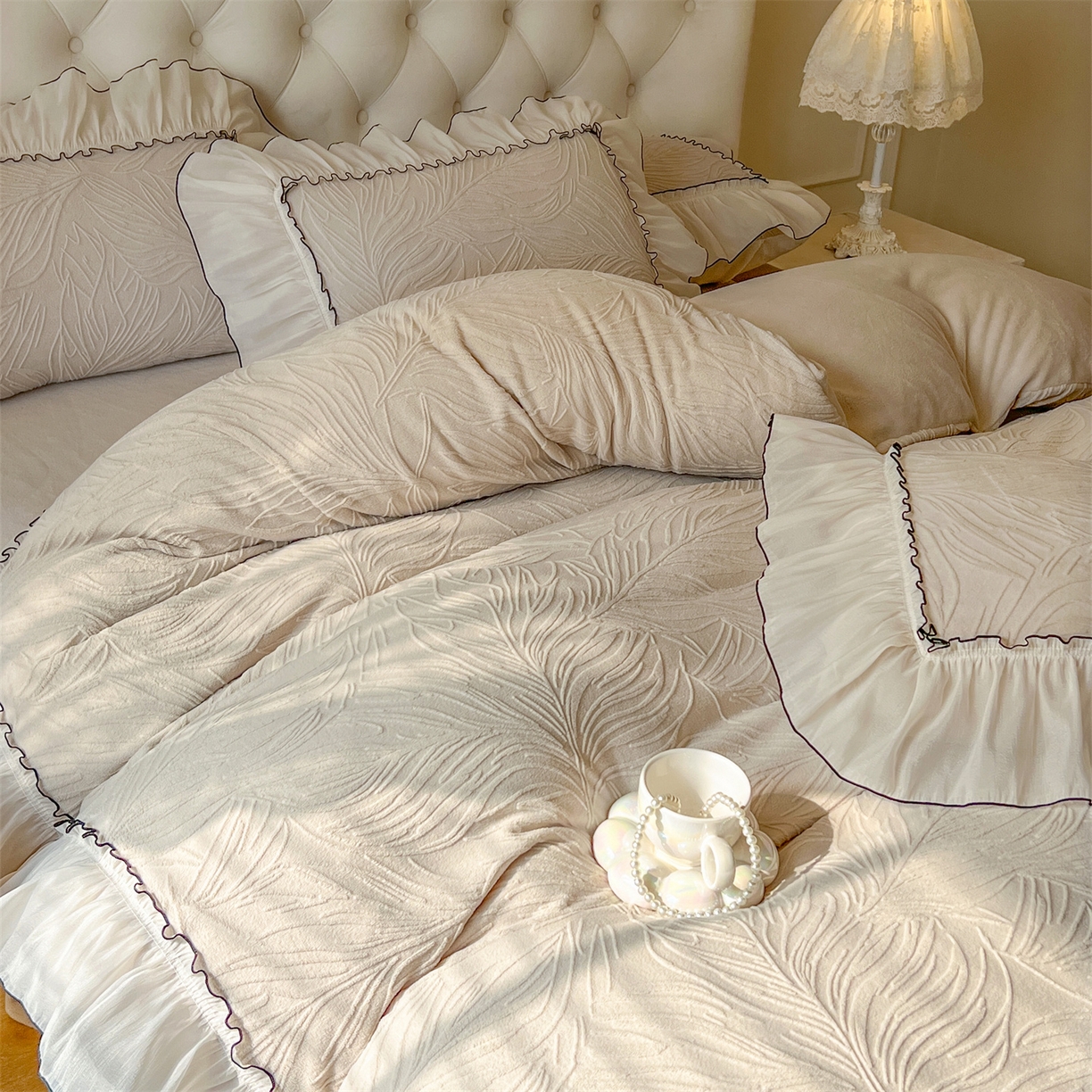 91家纺网 家纺一手货源 找家纺 满座家居 2025爆款230克高克重雕花牛奶绒床盖四件套  金枝玉叶-米灰