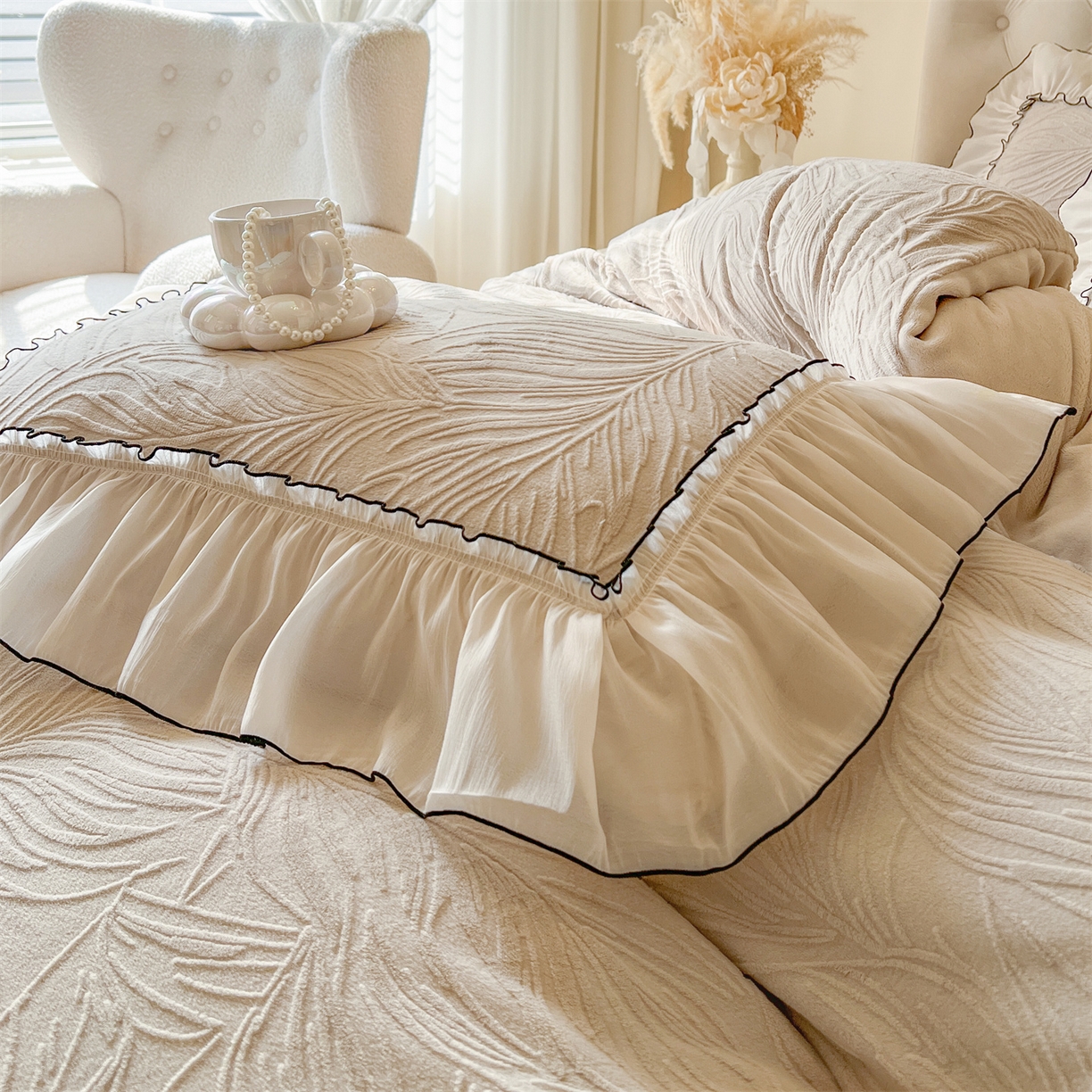 91家纺网 家纺一手货源 找家纺 满座家居 2025爆款230克高克重雕花牛奶绒床盖四件套  金枝玉叶-米灰