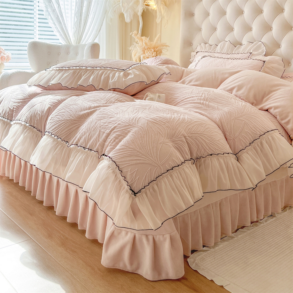 91家纺网 家纺一手货源 找家纺 满座家居 2025爆款230克高克重雕花牛奶绒床盖四件套  金枝玉叶-粉