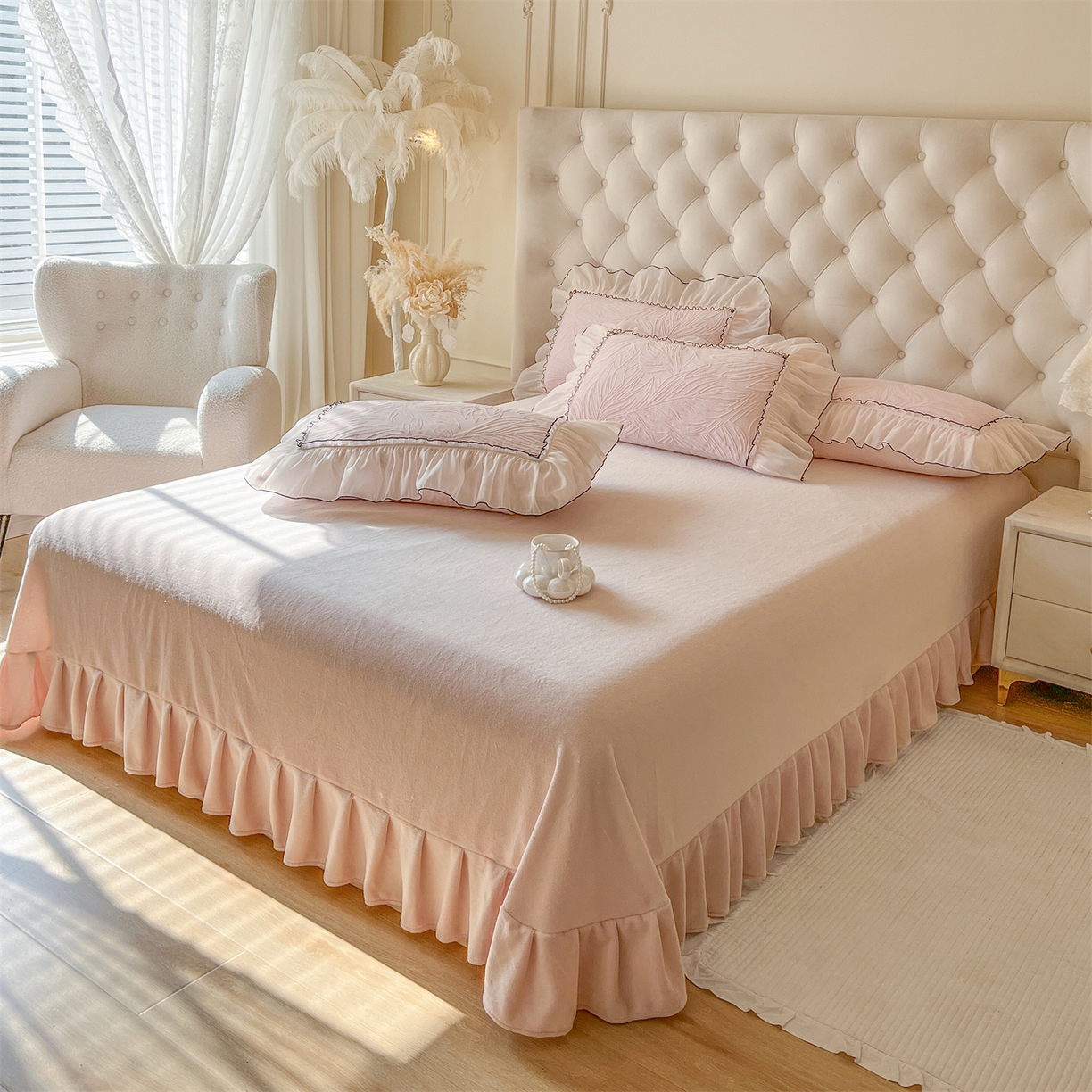 91家纺网 家纺一手货源 找家纺 满座家居 2025爆款230克高克重雕花牛奶绒床盖四件套  金枝玉叶-粉