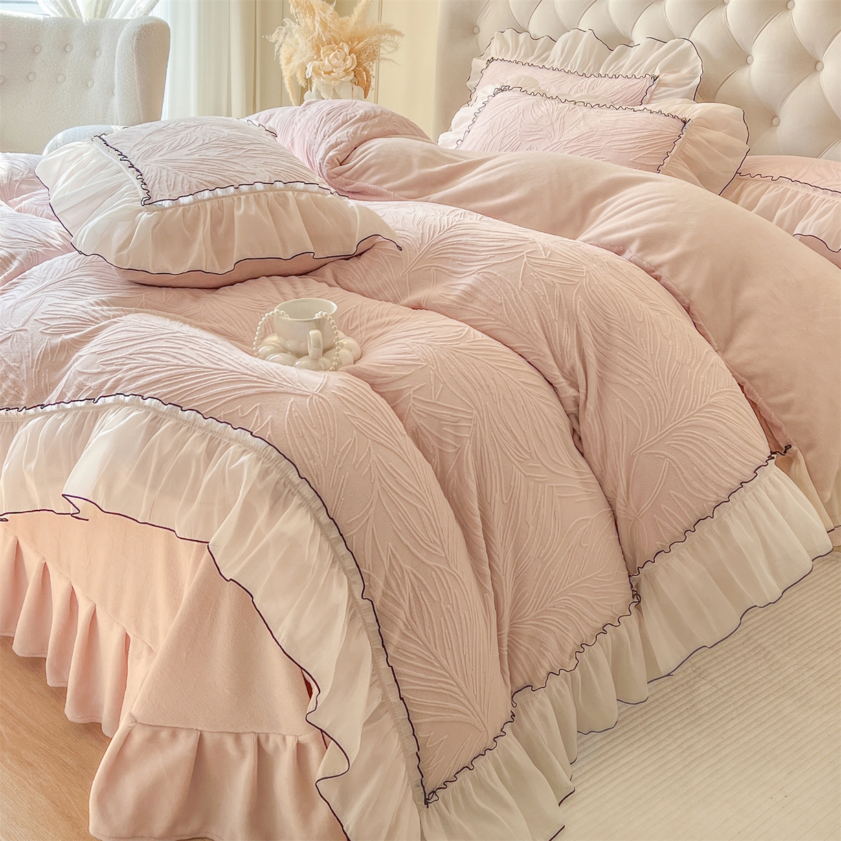 91家纺网 家纺一手货源 找家纺 满座家居 2025爆款230克高克重雕花牛奶绒床盖四件套  金枝玉叶-粉