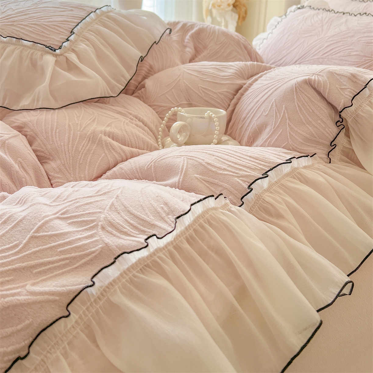 91家纺网 家纺一手货源 找家纺 满座家居 2025爆款230克高克重雕花牛奶绒床盖四件套  金枝玉叶-粉