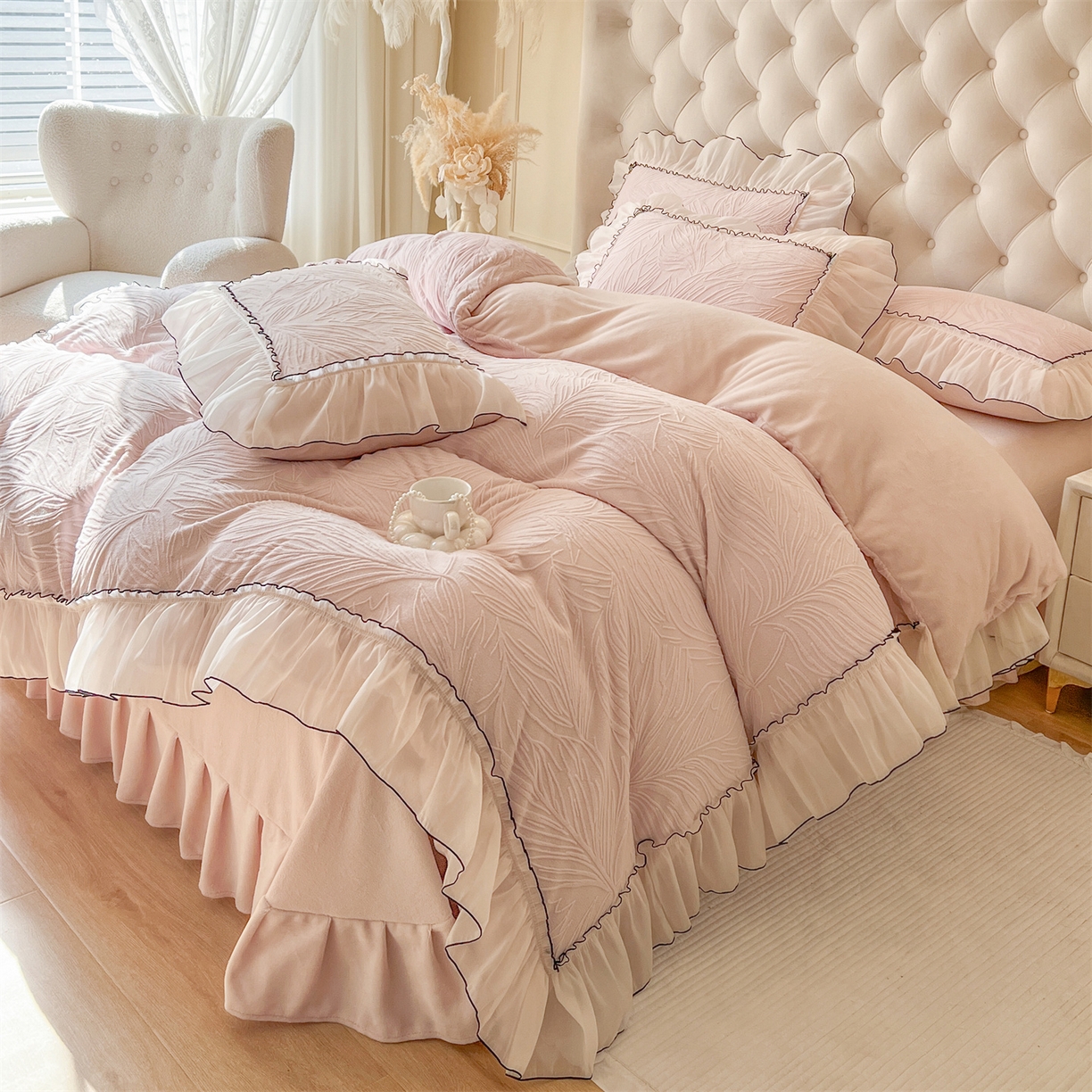 91家纺网 家纺一手货源 找家纺 满座家居 2025爆款230克高克重雕花牛奶绒床盖四件套  金枝玉叶-粉