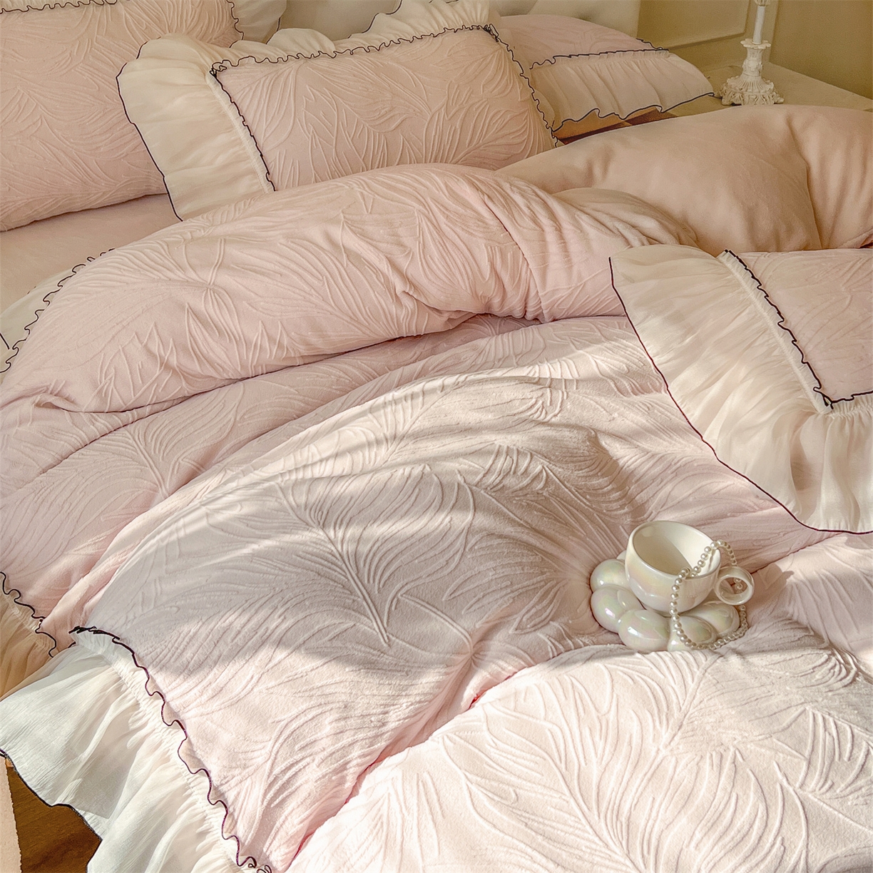 91家纺网 家纺一手货源 找家纺 满座家居 2025爆款230克高克重雕花牛奶绒床盖四件套  金枝玉叶-粉