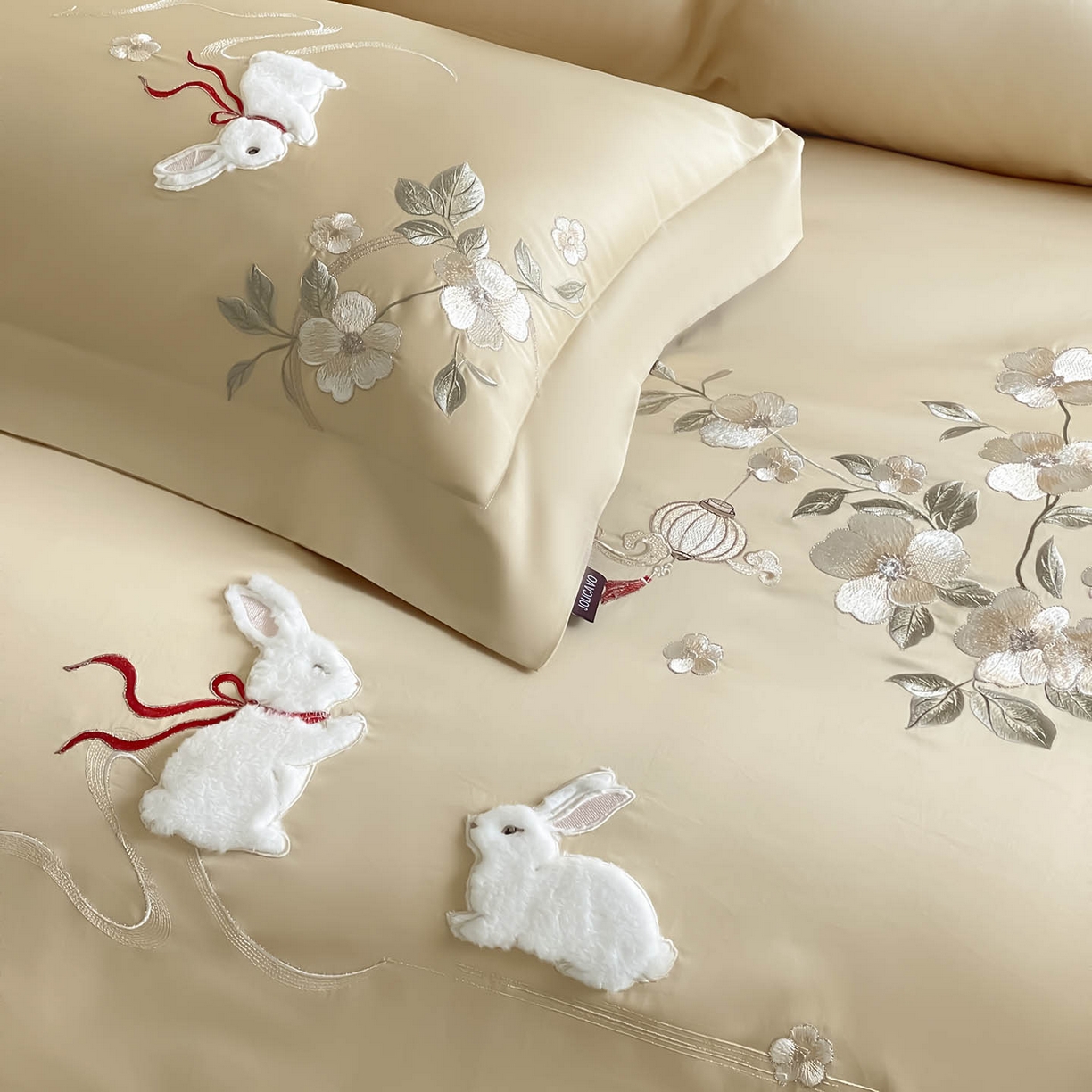 91家纺网 家纺一手货源 找家纺 （总） 2026新年锦鲤A类贡缎长绒棉四件套纯棉重工刺绣被套床单床笠喜庆床上用品-柏丽兔