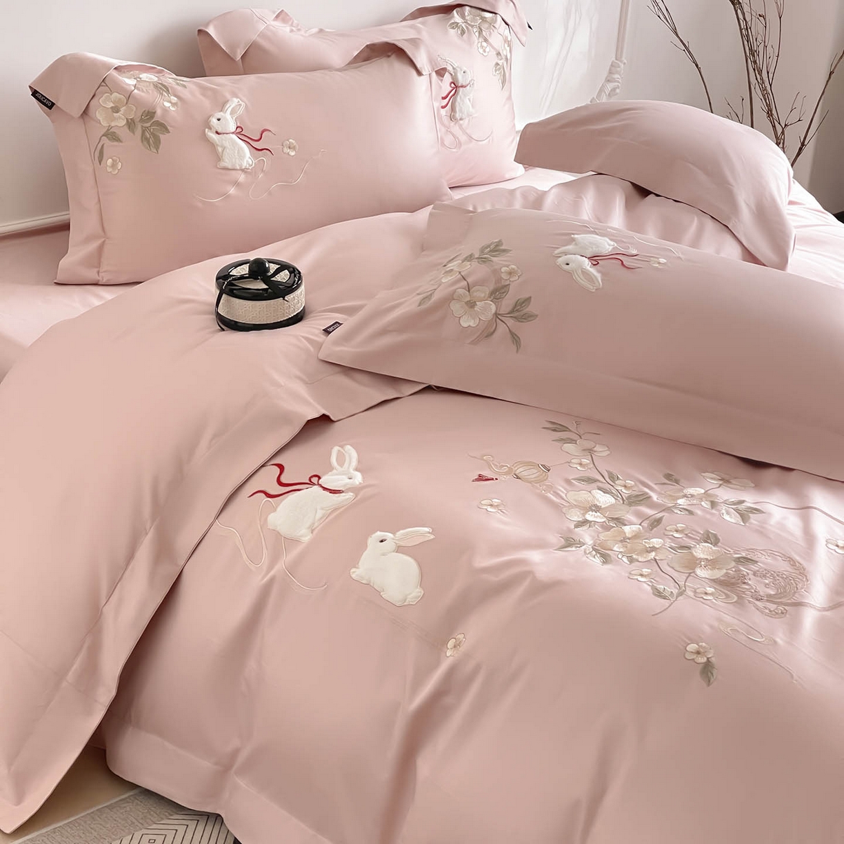 91家纺网 家纺一手货源 找家纺 （总） 2026新年锦鲤A类贡缎长绒棉四件套纯棉重工刺绣被套床单床笠喜庆床上用品-柏丽兔