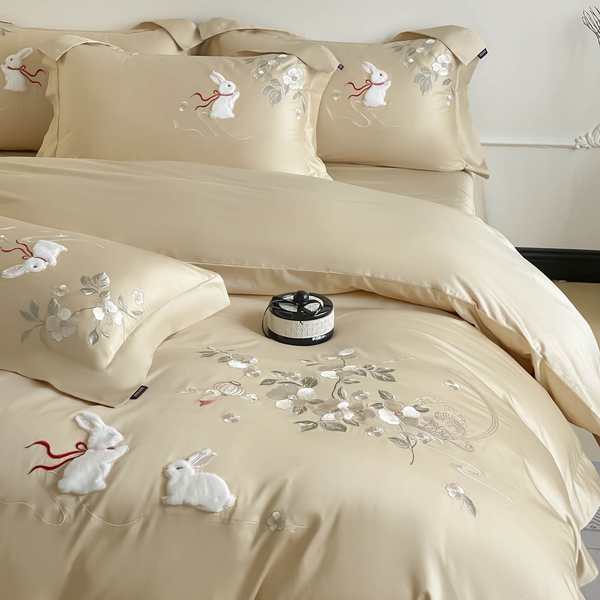 91家纺网 家纺一手货源 找家纺 （总） 2026新年锦鲤A类贡缎长绒棉四件套纯棉重工刺绣被套床单床笠喜庆床上用品-柏丽兔