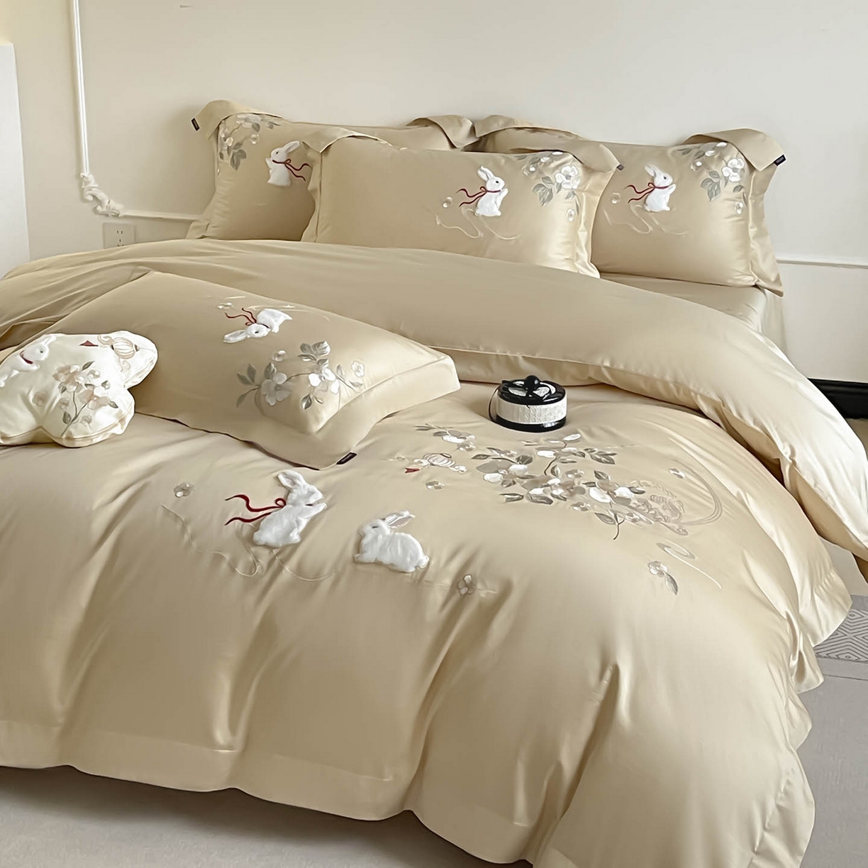 91家纺网 家纺一手货源 找家纺  2026新年锦鲤A类贡缎长绒棉四件套纯棉重工刺绣被套床单床笠喜庆床上用品-柏丽兔 柏丽兔-棕