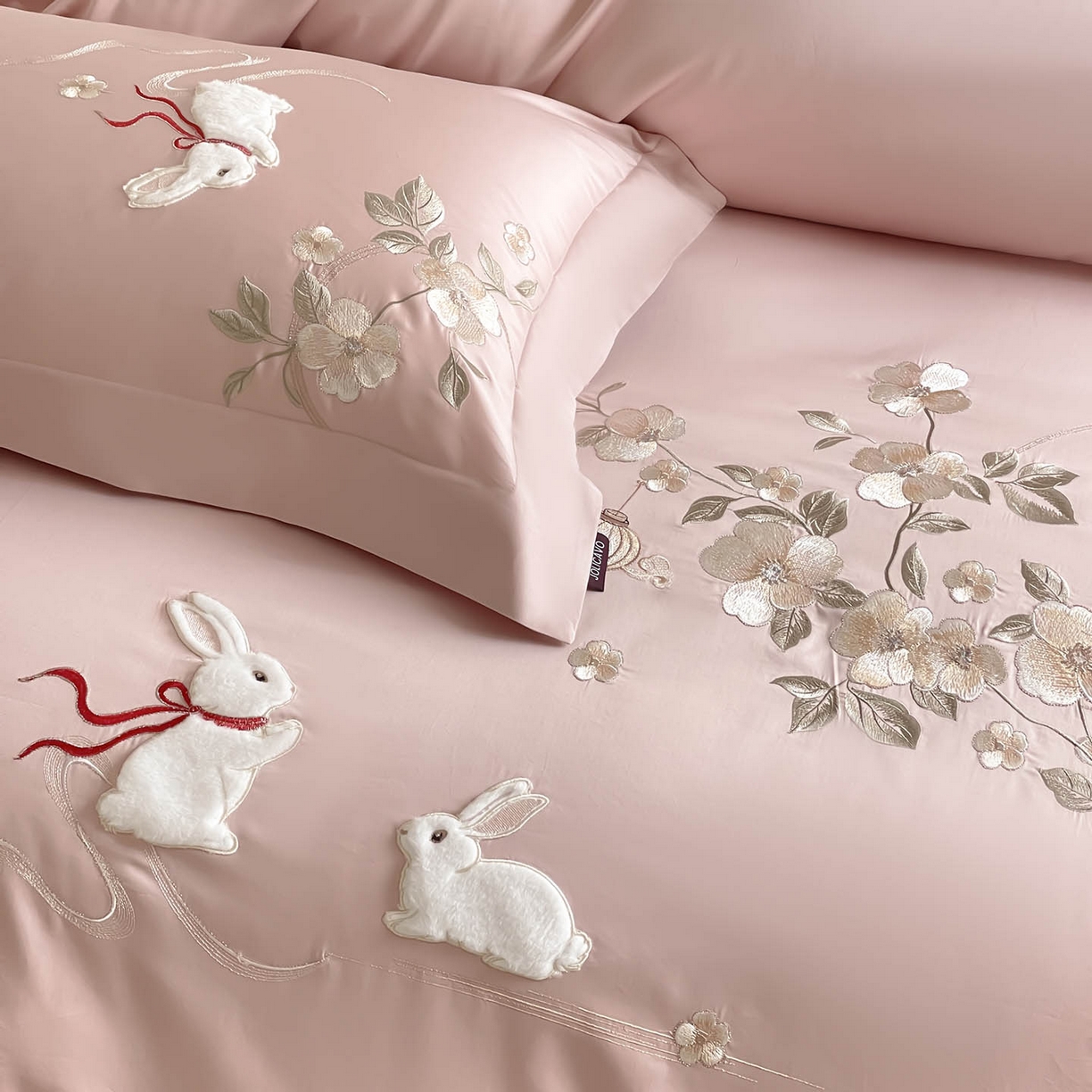 91家纺网 家纺一手货源 找家纺  2026新年锦鲤A类贡缎长绒棉四件套纯棉重工刺绣被套床单床笠喜庆床上用品-柏丽兔 柏丽兔-粉