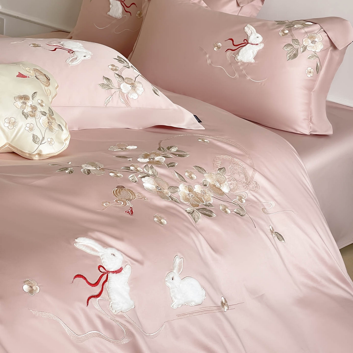 91家纺网 家纺一手货源 找家纺  2026新年锦鲤A类贡缎长绒棉四件套纯棉重工刺绣被套床单床笠喜庆床上用品-柏丽兔 柏丽兔-粉