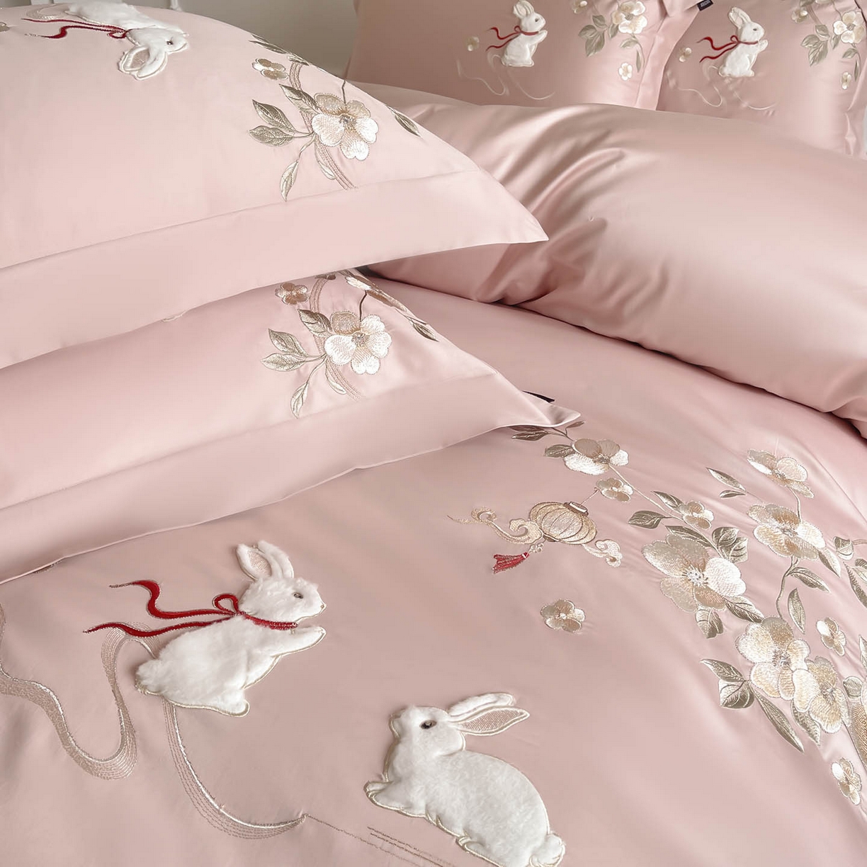 91家纺网 家纺一手货源 找家纺  2026新年锦鲤A类贡缎长绒棉四件套纯棉重工刺绣被套床单床笠喜庆床上用品-柏丽兔 柏丽兔-粉