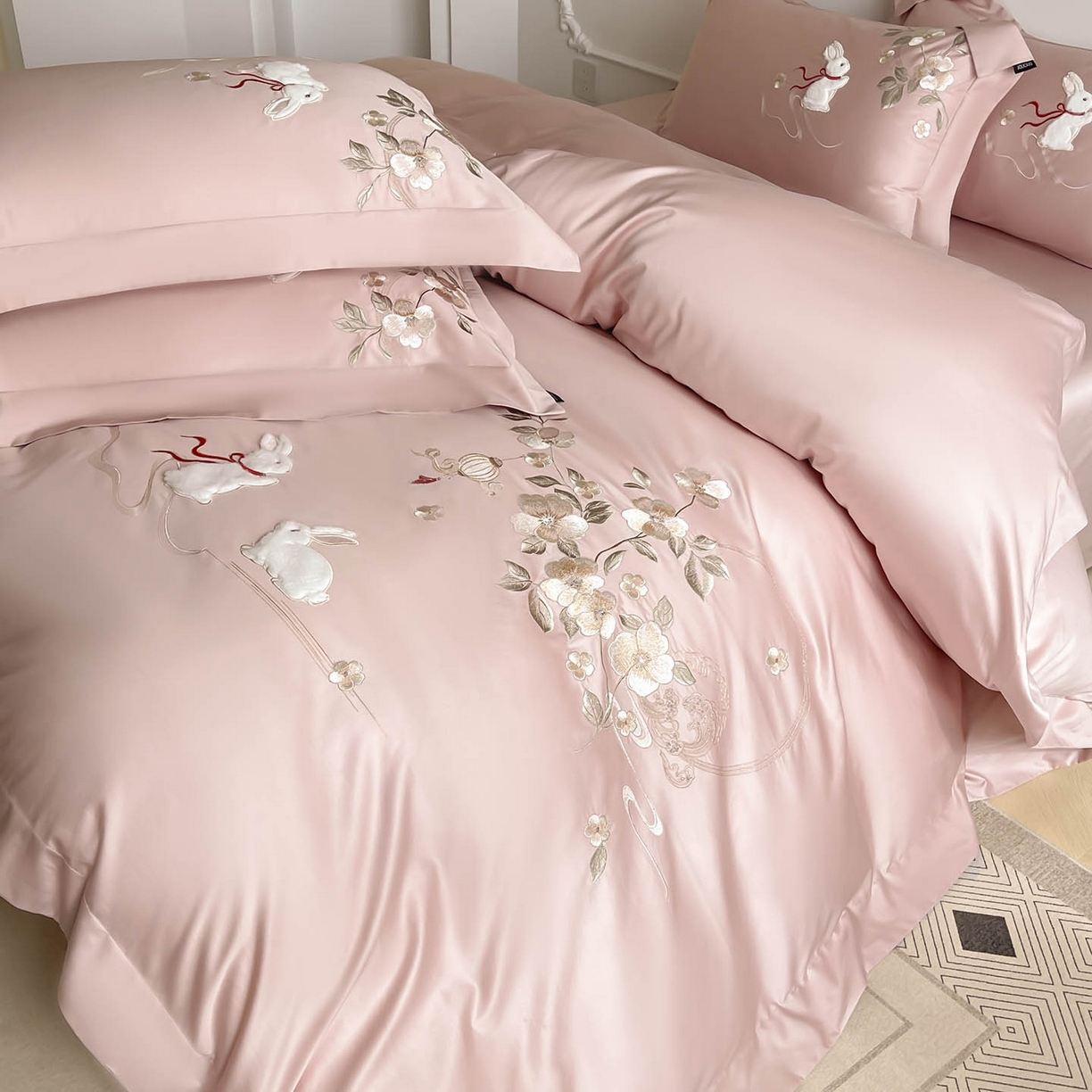 91家纺网 家纺一手货源 找家纺  2026新年锦鲤A类贡缎长绒棉四件套纯棉重工刺绣被套床单床笠喜庆床上用品-柏丽兔 柏丽兔-粉