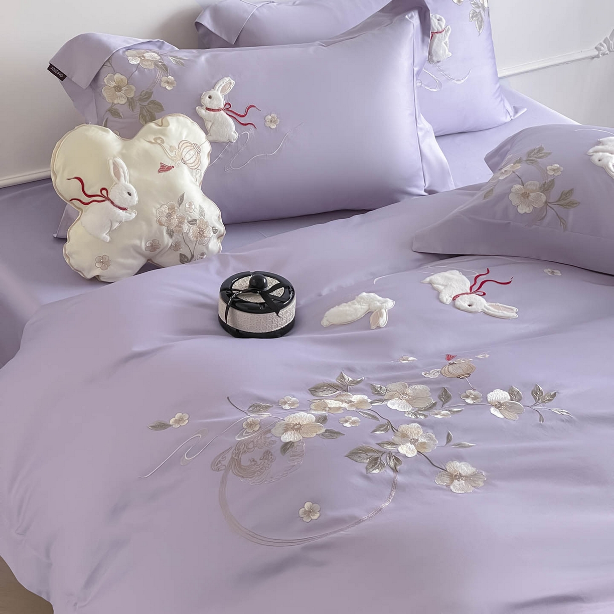 91家纺网 家纺一手货源 找家纺  2026新年锦鲤A类贡缎长绒棉四件套纯棉重工刺绣被套床单床笠喜庆床上用品-柏丽兔 柏丽兔-紫