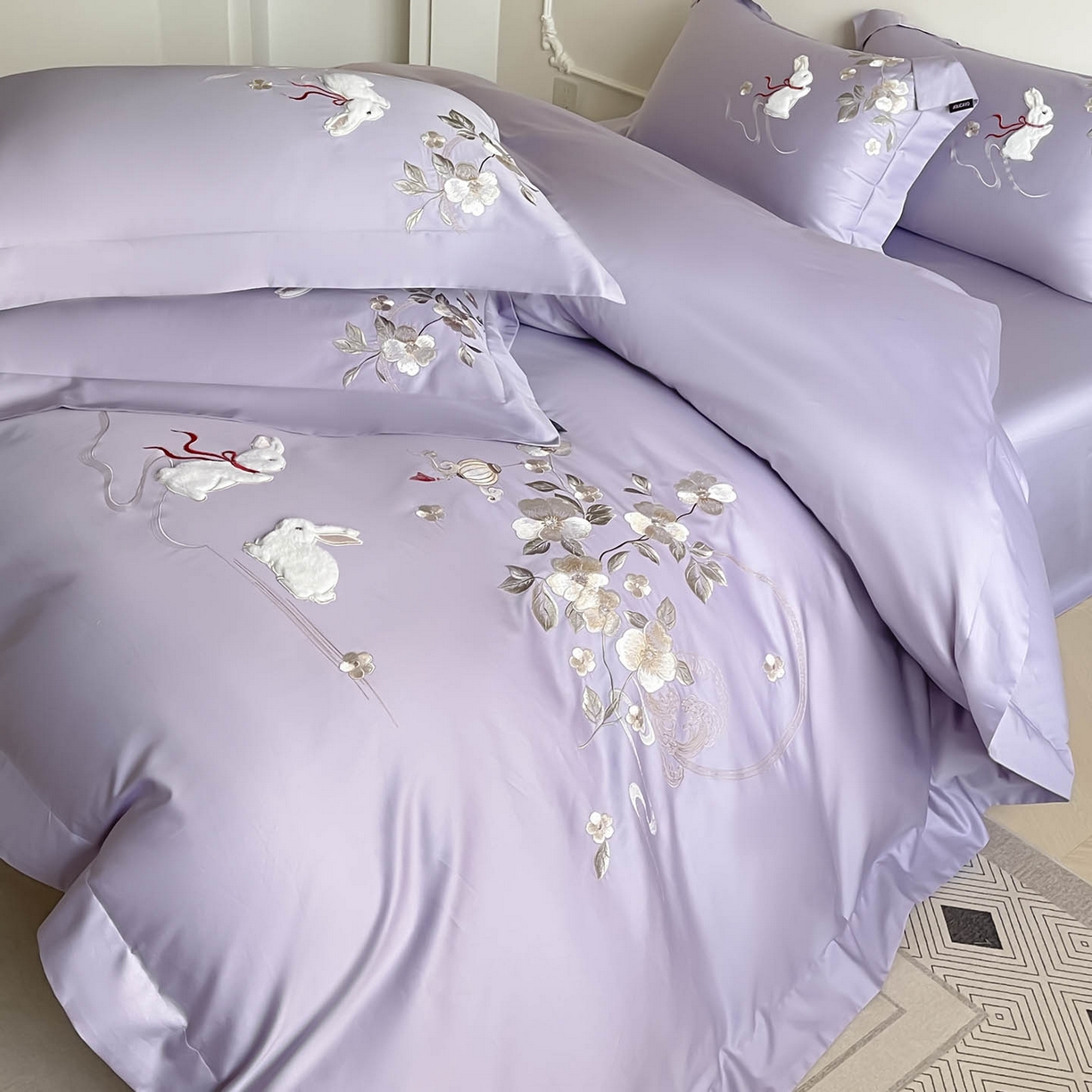 91家纺网 家纺一手货源 找家纺  2026新年锦鲤A类贡缎长绒棉四件套纯棉重工刺绣被套床单床笠喜庆床上用品-柏丽兔 柏丽兔-紫