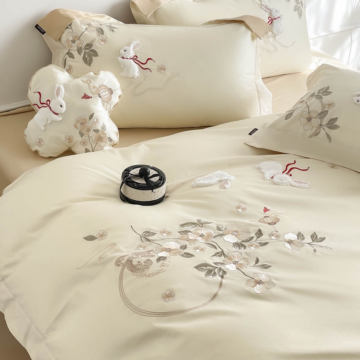 91家纺网 家纺一手货源 找家纺  2026新年锦鲤A类贡缎长绒棉四件套纯棉重工刺绣被套床单床笠喜庆床上用品-柏丽兔 柏丽兔-金