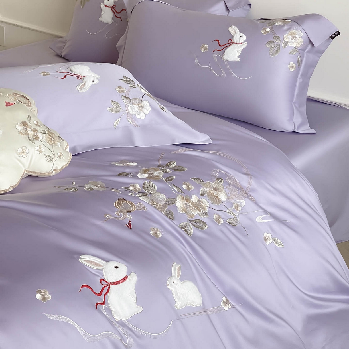 91家纺网 家纺一手货源 找家纺  2026新年锦鲤A类贡缎长绒棉四件套纯棉重工刺绣被套床单床笠喜庆床上用品-柏丽兔 柏丽兔-紫