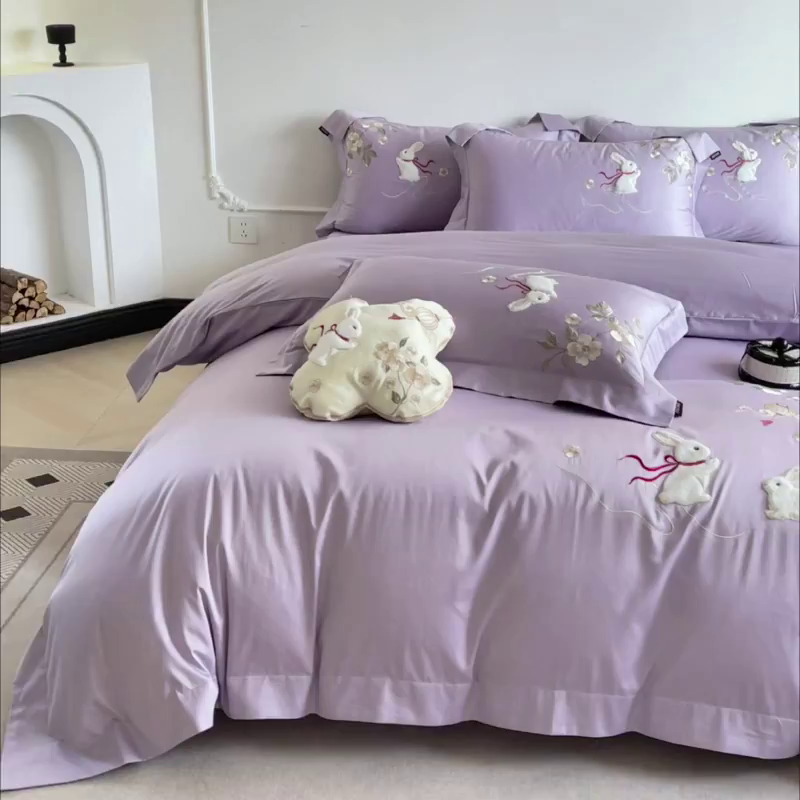 91家纺网 家纺一手货源 找家纺  2026新年锦鲤A类贡缎长绒棉四件套纯棉重工刺绣被套床单床笠喜庆床上用品-柏丽兔 柏丽兔-紫