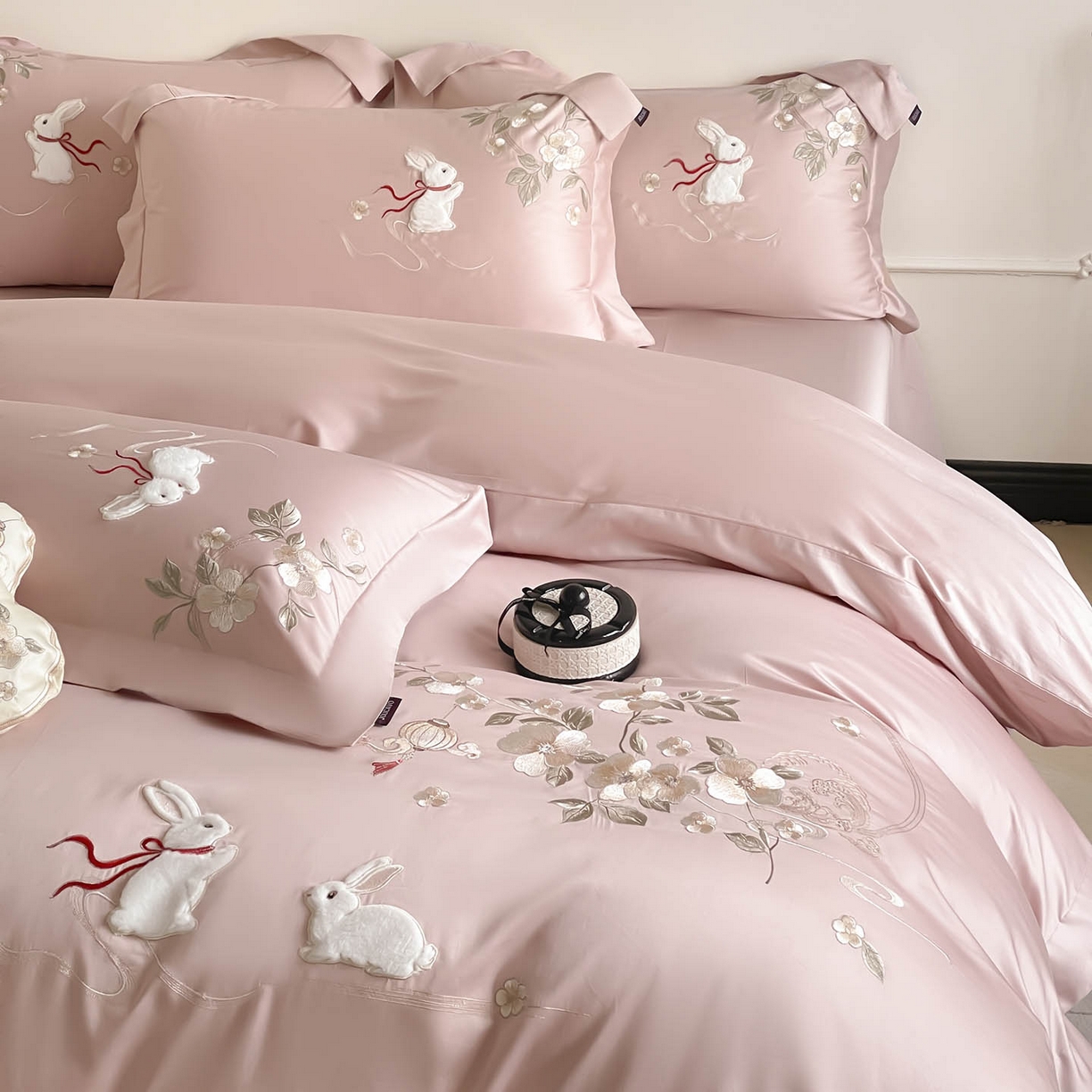 91家纺网 家纺一手货源 找家纺 （总） 2026新年锦鲤A类贡缎长绒棉四件套纯棉重工刺绣被套床单床笠喜庆床上用品