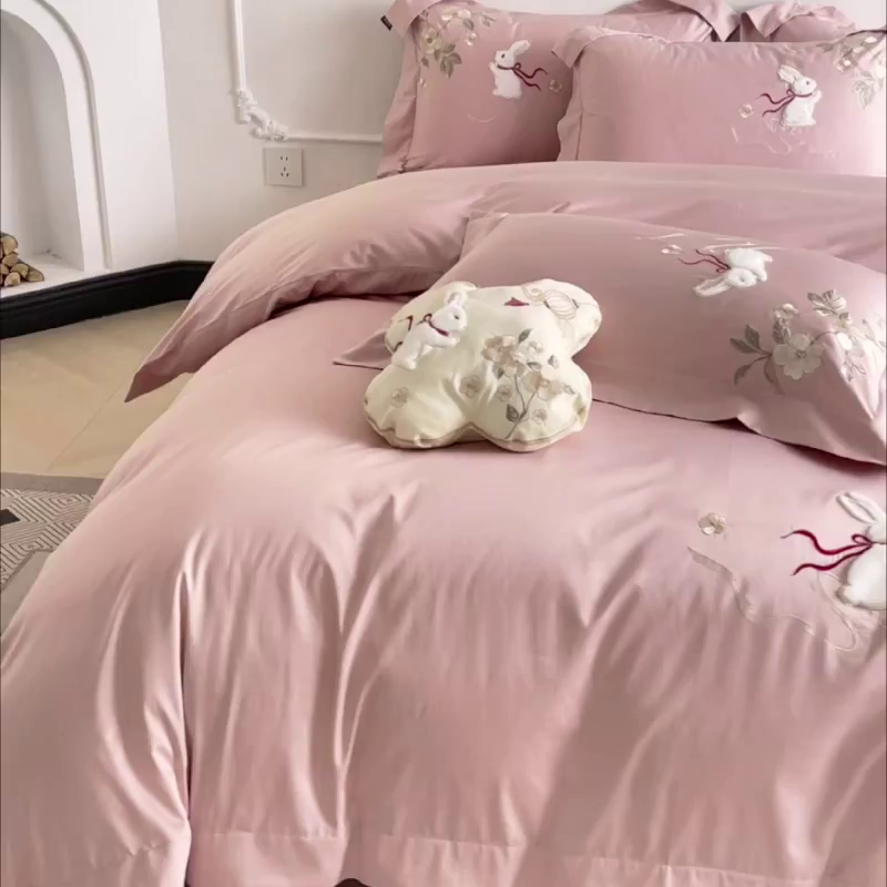 91家纺网 家纺一手货源 找家纺 （总） 2026新年锦鲤A类贡缎长绒棉四件套纯棉重工刺绣被套床单床笠喜庆床上用品