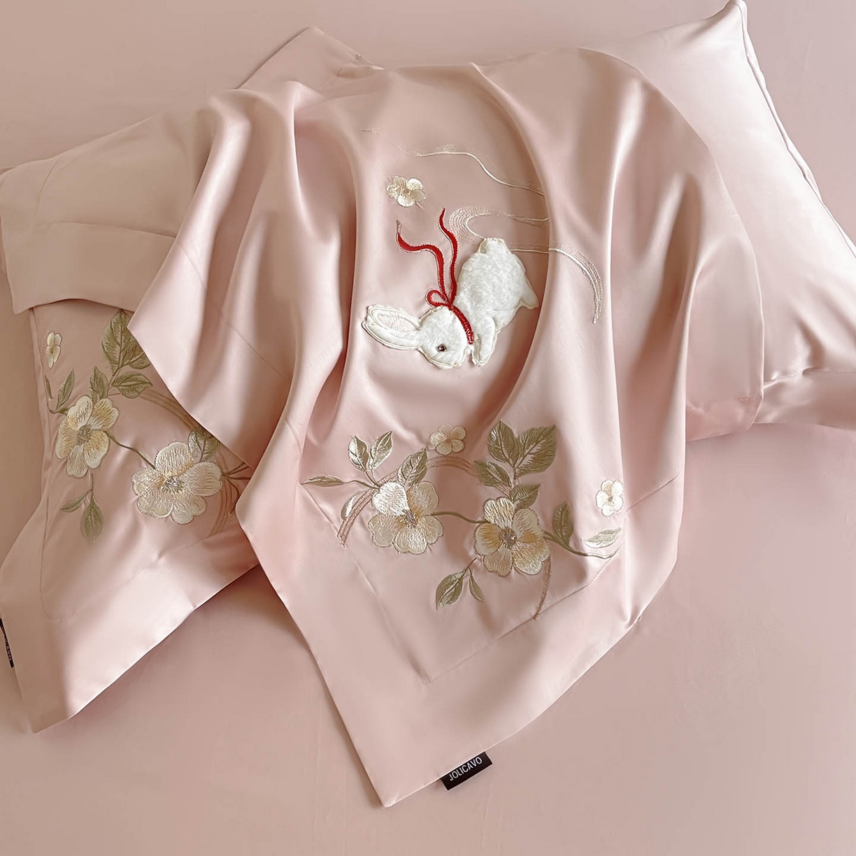 91家纺网 家纺一手货源 找家纺  2026新年锦鲤A类贡缎长绒棉四件套纯棉重工刺绣被套床单床笠喜庆床上用品 柏丽兔-粉