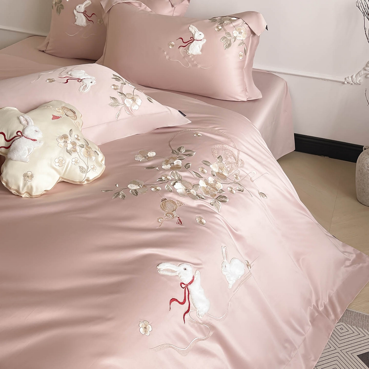 91家纺网 家纺一手货源 找家纺  2026新年锦鲤A类贡缎长绒棉四件套纯棉重工刺绣被套床单床笠喜庆床上用品 柏丽兔-粉