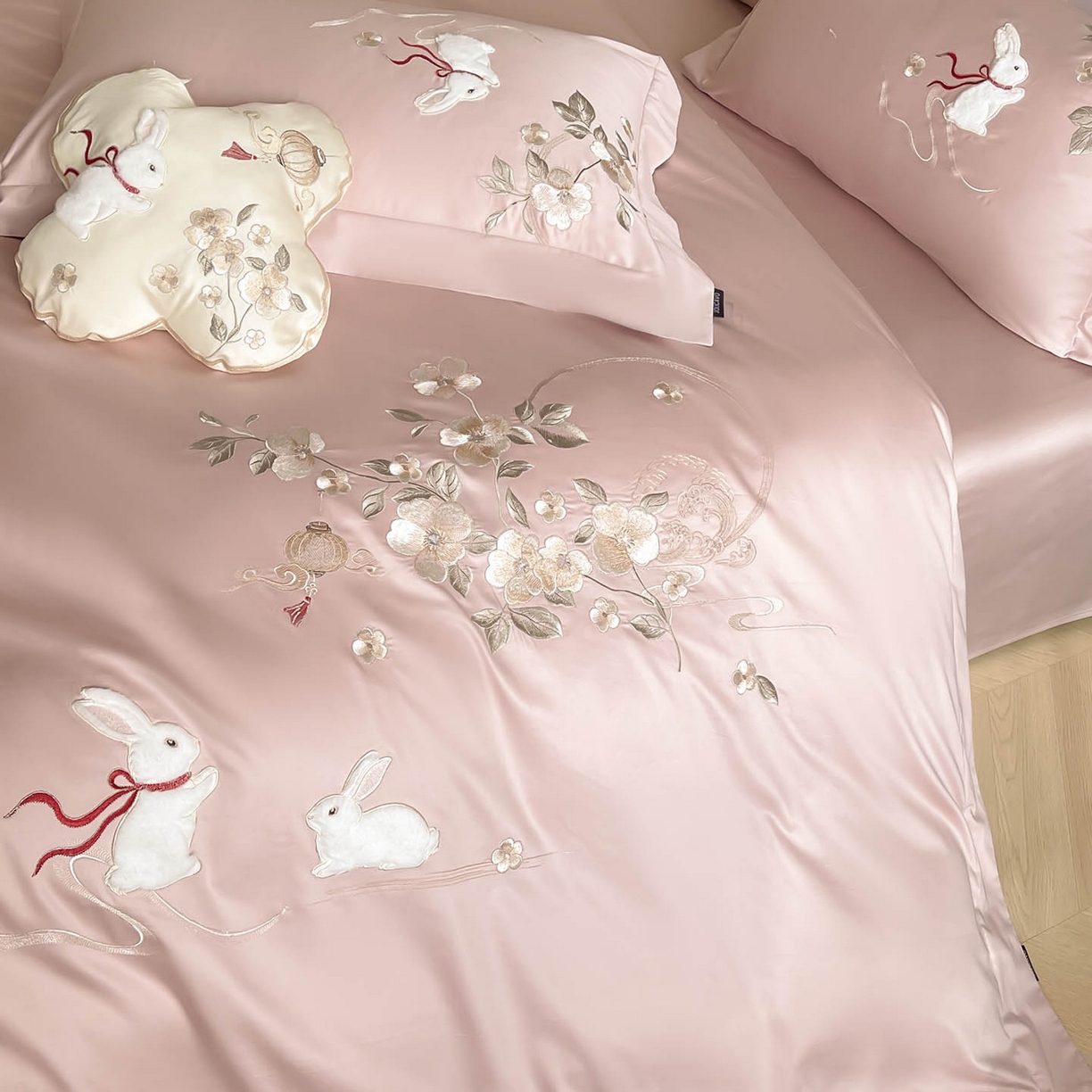 91家纺网 家纺一手货源 找家纺  2026新年锦鲤A类贡缎长绒棉四件套纯棉重工刺绣被套床单床笠喜庆床上用品 柏丽兔-粉