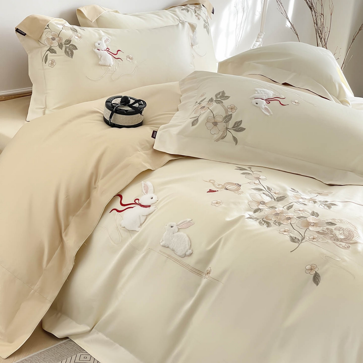 91家纺网 家纺一手货源 找家纺  2026新年锦鲤A类贡缎长绒棉四件套纯棉重工刺绣被套床单床笠喜庆床上用品 柏丽兔-金