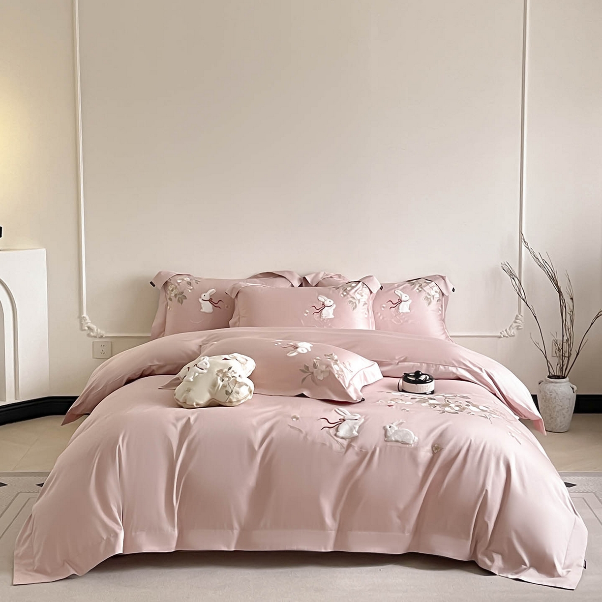91家纺网 家纺一手货源 找家纺  2026新年锦鲤A类贡缎长绒棉四件套纯棉重工刺绣被套床单床笠喜庆床上用品 柏丽兔-粉