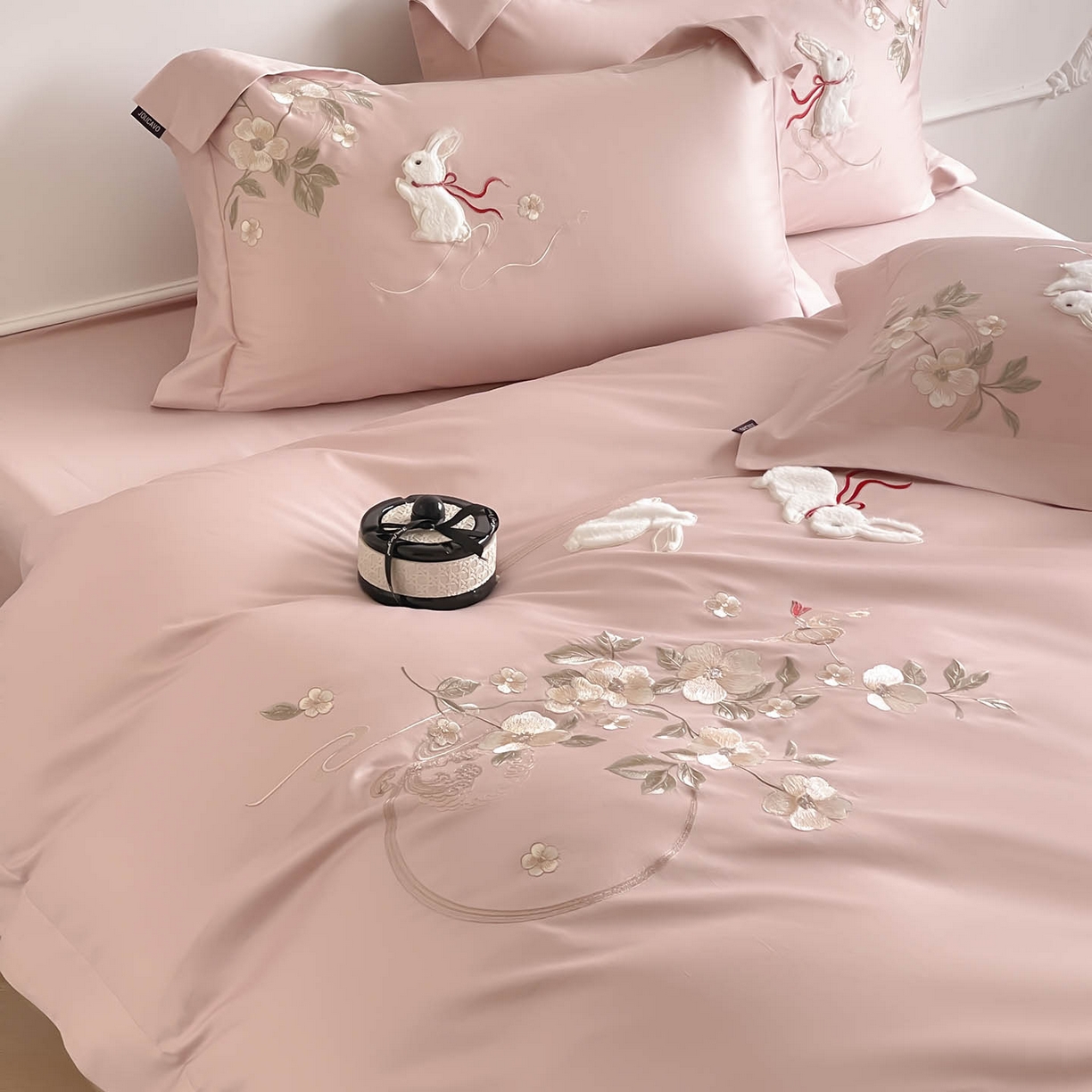 91家纺网 家纺一手货源 找家纺  2026新年锦鲤A类贡缎长绒棉四件套纯棉重工刺绣被套床单床笠喜庆床上用品 柏丽兔-粉