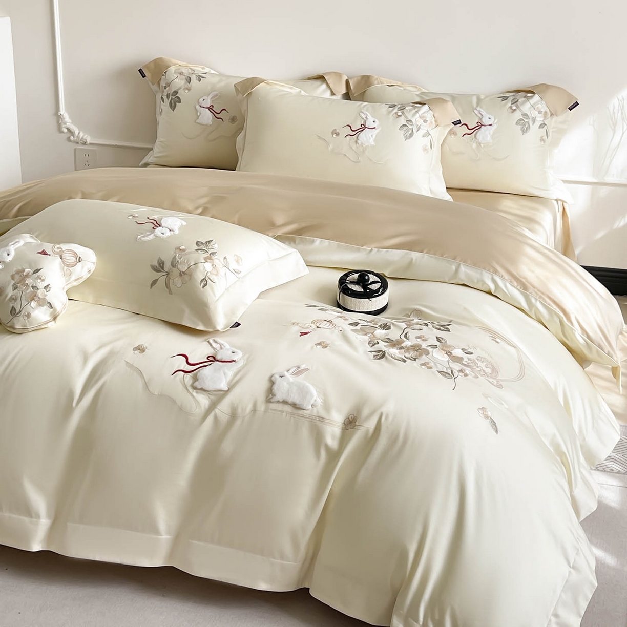 91家纺网 家纺一手货源 找家纺  2026新年锦鲤A类贡缎长绒棉四件套纯棉重工刺绣被套床单床笠喜庆床上用品 柏丽兔-金
