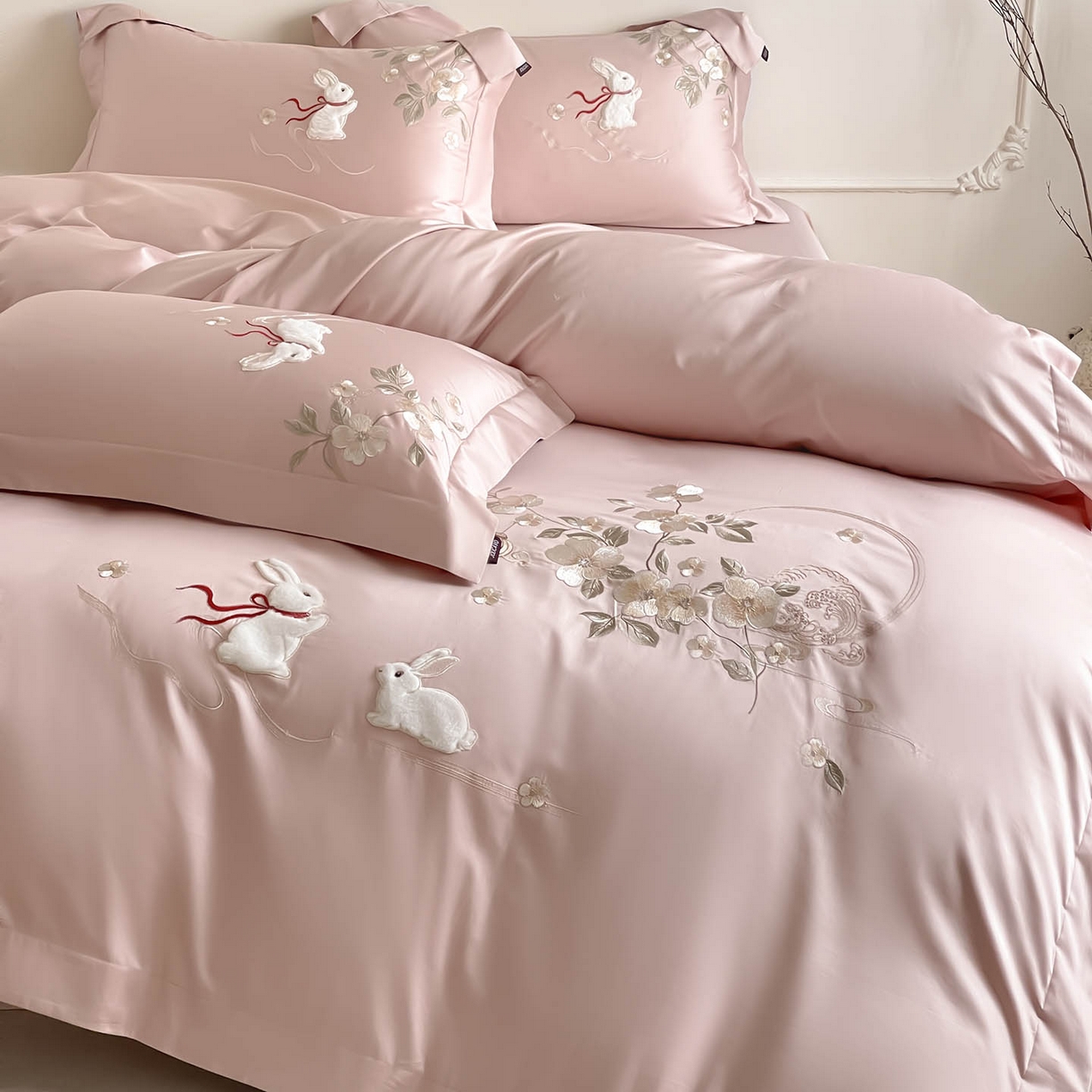 91家纺网 家纺一手货源 找家纺  2026新年锦鲤A类贡缎长绒棉四件套纯棉重工刺绣被套床单床笠喜庆床上用品 柏丽兔-粉