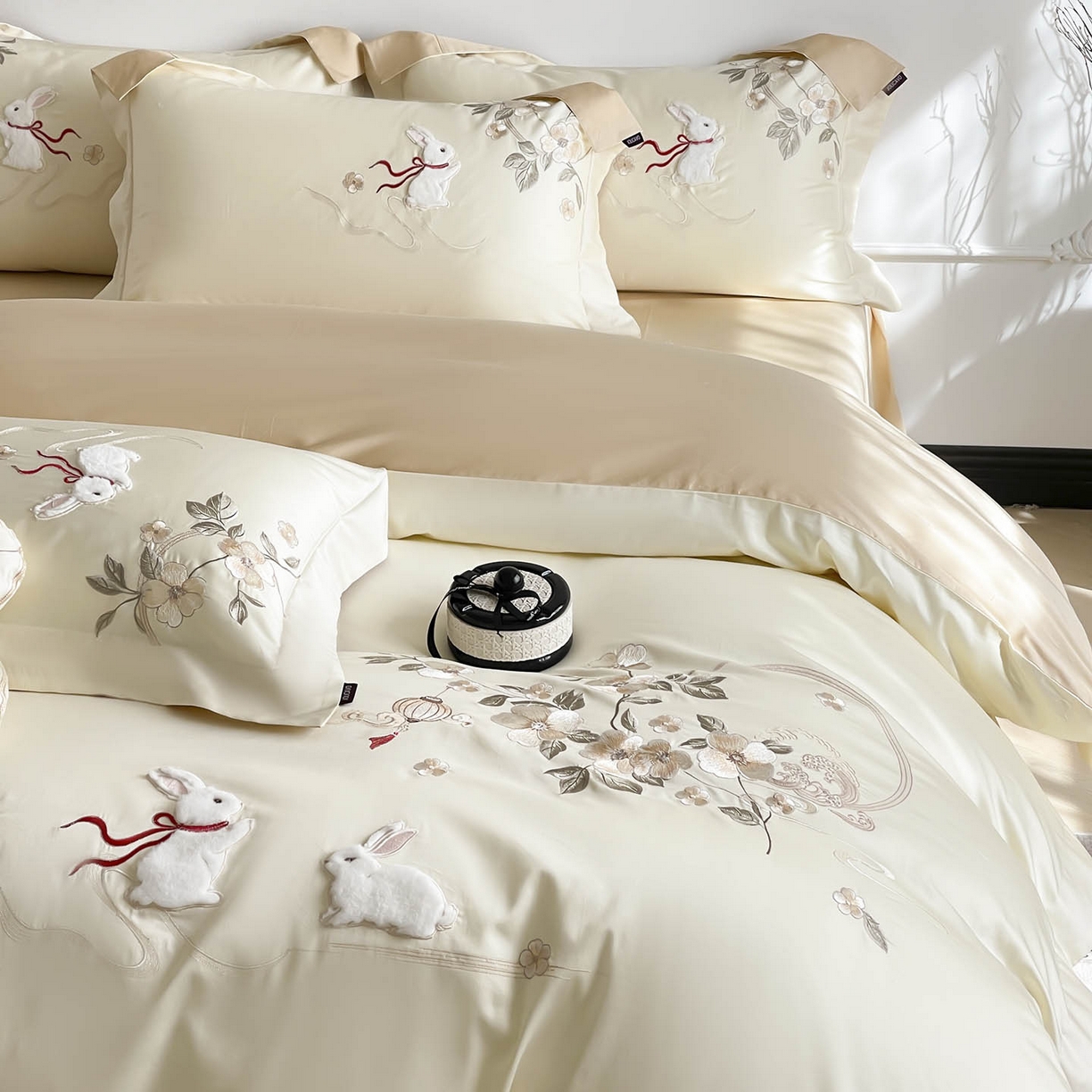 91家纺网 家纺一手货源 找家纺  2026新年锦鲤A类贡缎长绒棉四件套纯棉重工刺绣被套床单床笠喜庆床上用品 柏丽兔-金