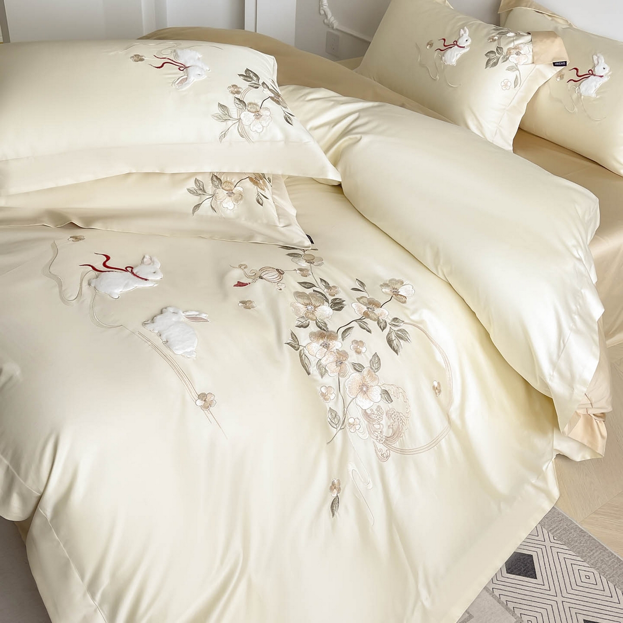 91家纺网 家纺一手货源 找家纺  2026新年锦鲤A类贡缎长绒棉四件套纯棉重工刺绣被套床单床笠喜庆床上用品 柏丽兔-金