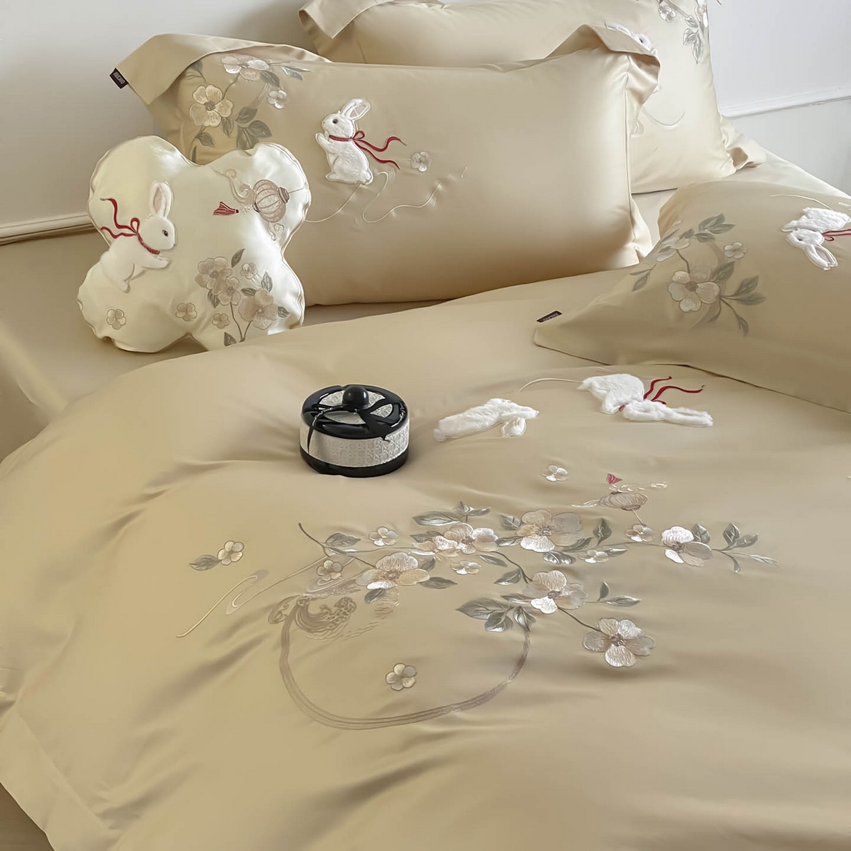 91家纺网 家纺一手货源 找家纺  2026新年锦鲤A类贡缎长绒棉四件套纯棉重工刺绣被套床单床笠喜庆床上用品 柏丽兔-棕