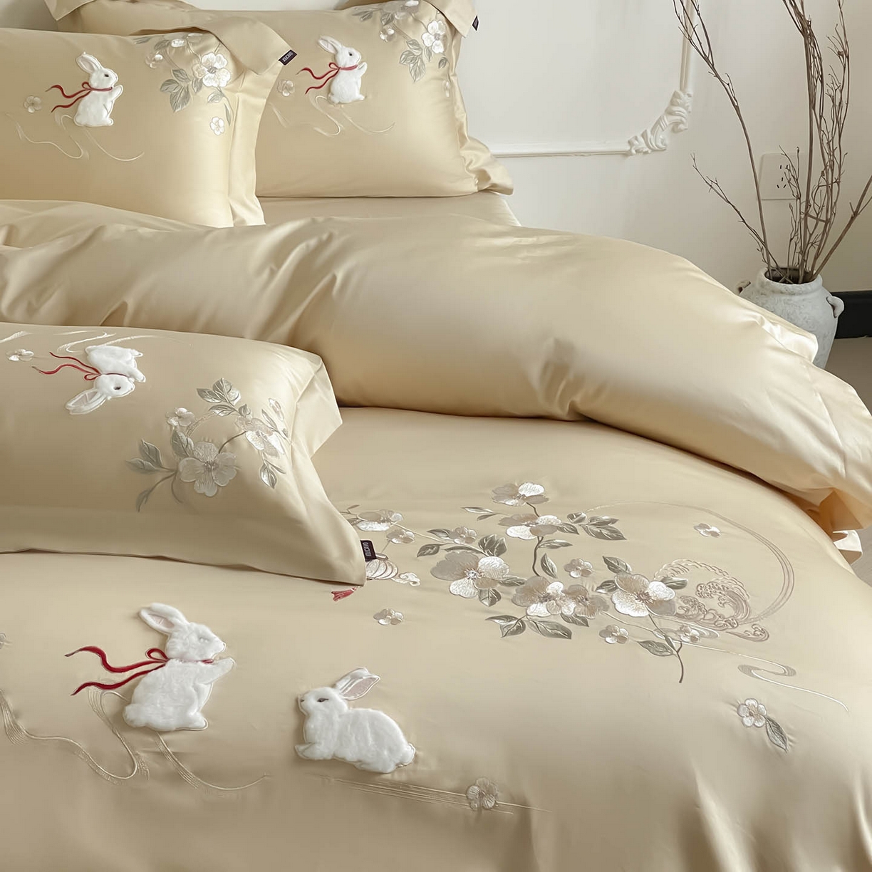 91家纺网 家纺一手货源 找家纺  2026新年锦鲤A类贡缎长绒棉四件套纯棉重工刺绣被套床单床笠喜庆床上用品 柏丽兔-棕