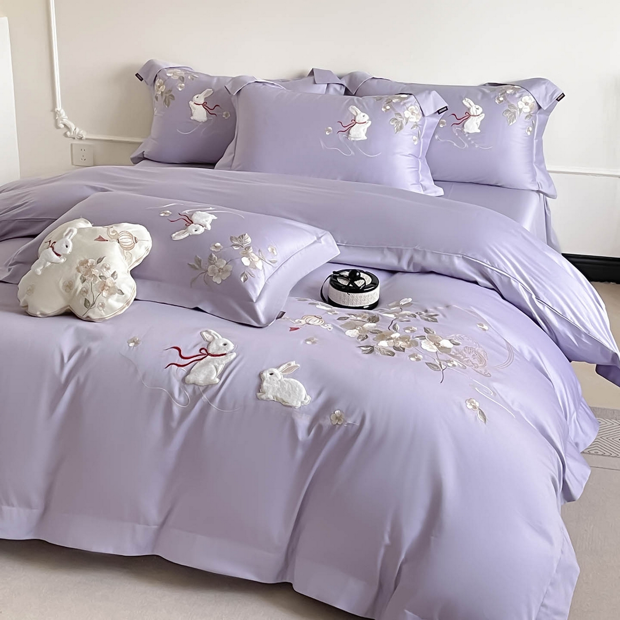 91家纺网 家纺一手货源 找家纺  2026新年锦鲤A类贡缎长绒棉四件套纯棉重工刺绣被套床单床笠喜庆床上用品 柏丽兔-紫