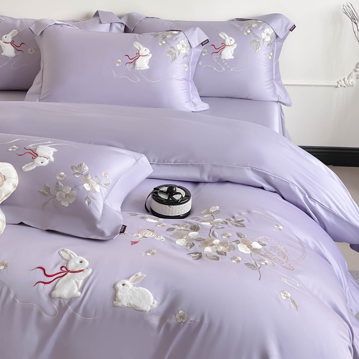 91家纺网 家纺一手货源 找家纺  2026新年锦鲤A类贡缎长绒棉四件套纯棉重工刺绣被套床单床笠喜庆床上用品 柏丽兔-紫