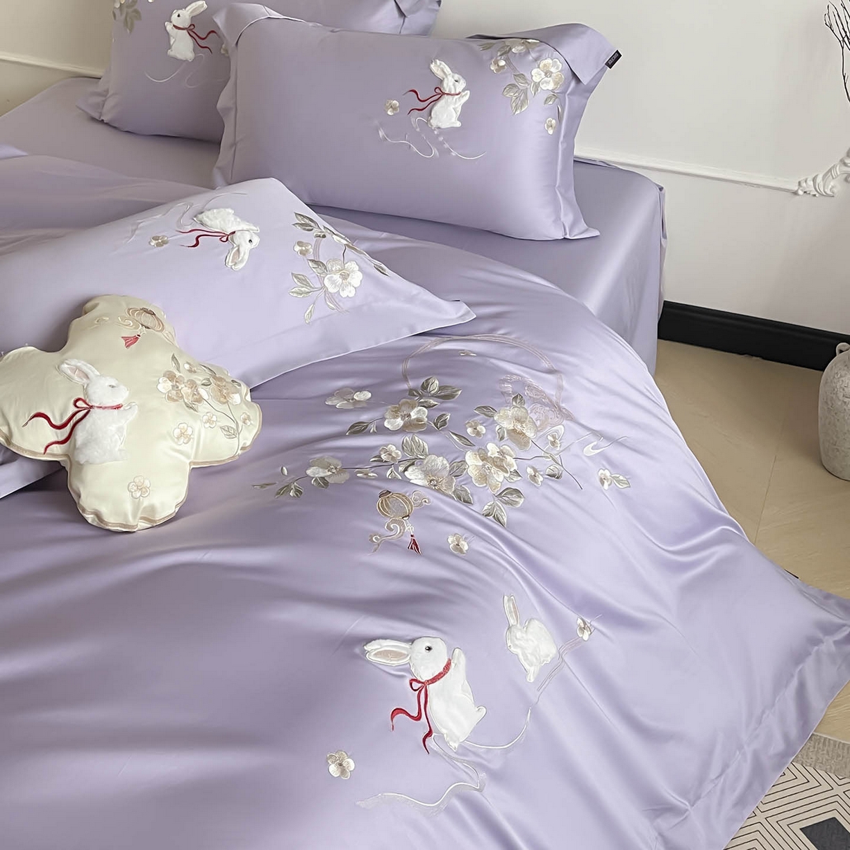 91家纺网 家纺一手货源 找家纺  2026新年锦鲤A类贡缎长绒棉四件套纯棉重工刺绣被套床单床笠喜庆床上用品 柏丽兔-紫