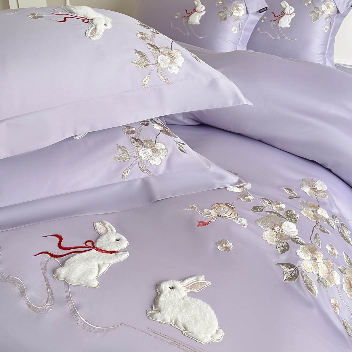 91家纺网 家纺一手货源 找家纺  2026新年锦鲤A类贡缎长绒棉四件套纯棉重工刺绣被套床单床笠喜庆床上用品 柏丽兔-紫