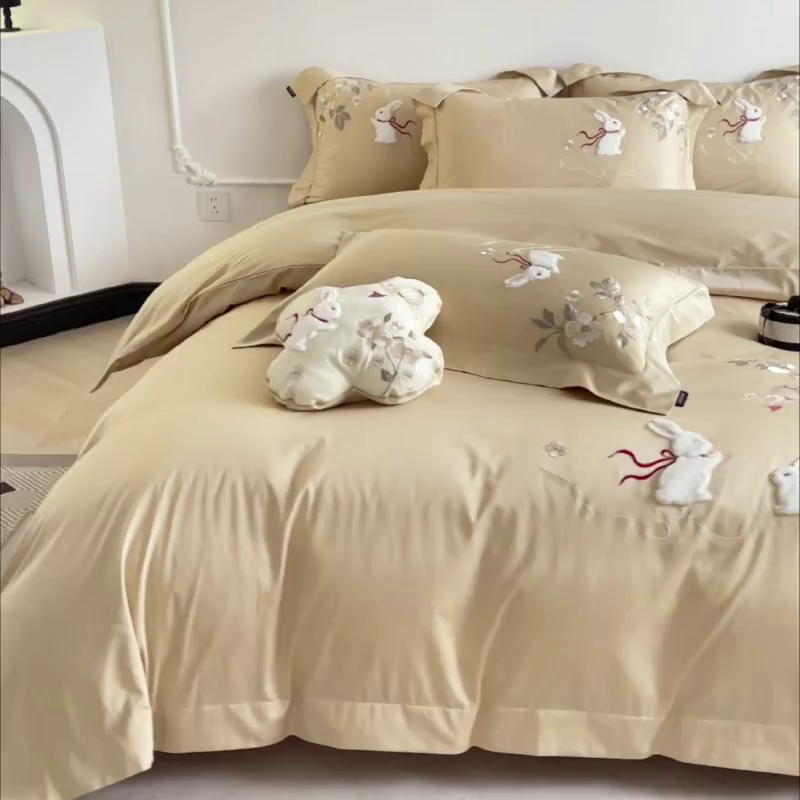 91家纺网 家纺一手货源 找家纺  2026新年锦鲤A类贡缎长绒棉四件套纯棉重工刺绣被套床单床笠喜庆床上用品 柏丽兔-棕