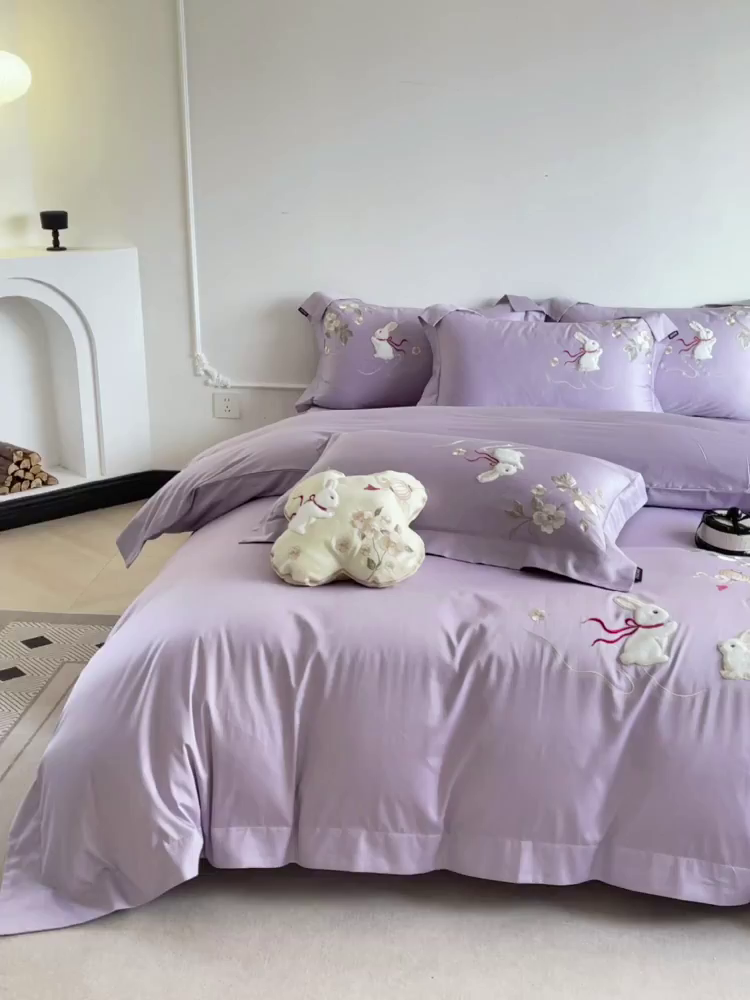 91家纺网 家纺一手货源 找家纺  2026新年锦鲤A类贡缎长绒棉四件套纯棉重工刺绣被套床单床笠喜庆床上用品 柏丽兔-紫