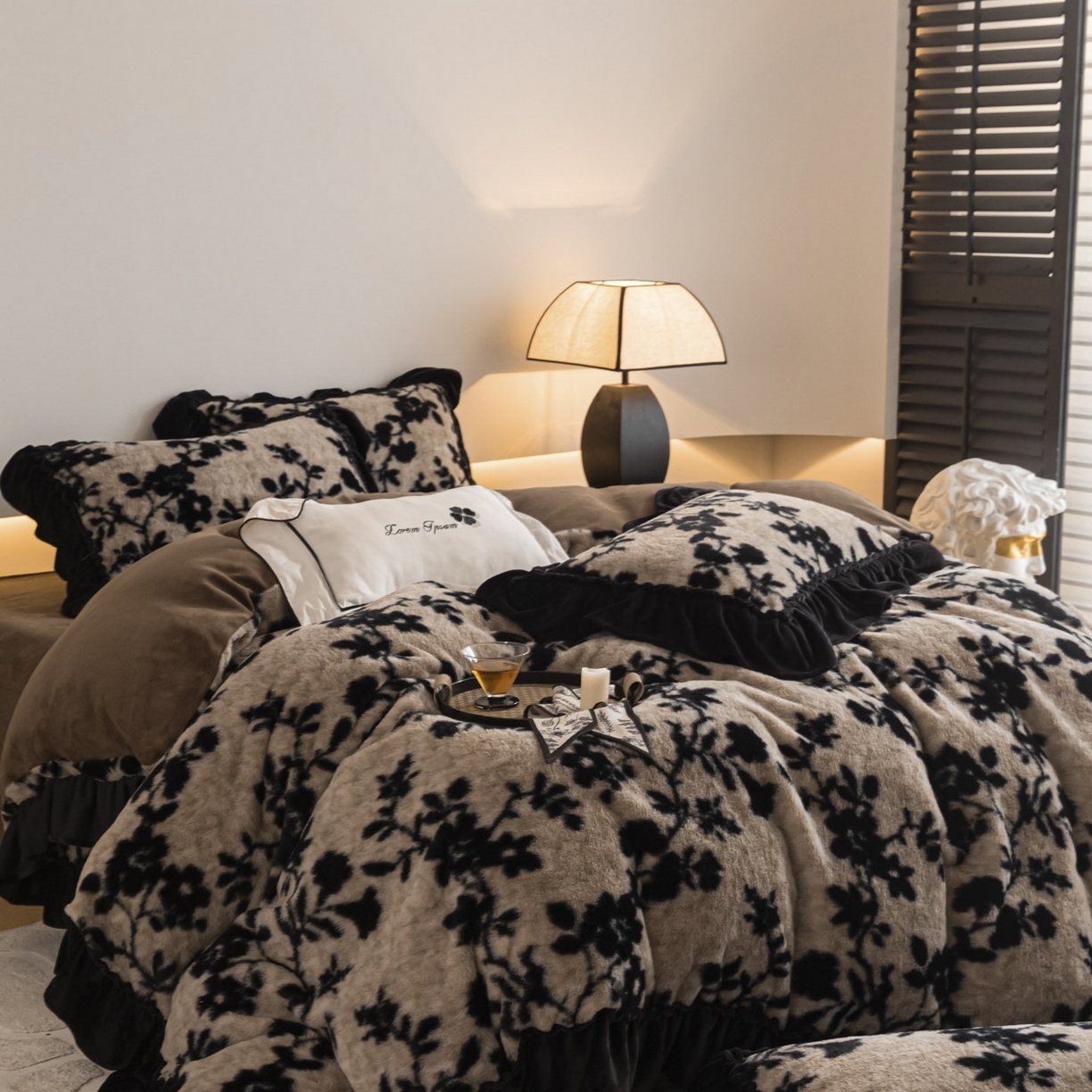 91家纺网 家纺一手货源 找家纺 （总）迪梦姿家纺 2025新款轻奢美拉德高克重兔毛花边床单四件套