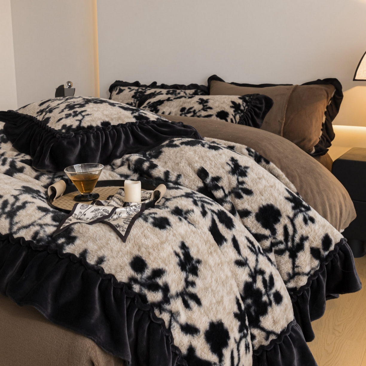 91家纺网 家纺一手货源 找家纺 （总）迪梦姿家纺 2025新款轻奢美拉德高克重兔毛花边床单四件套