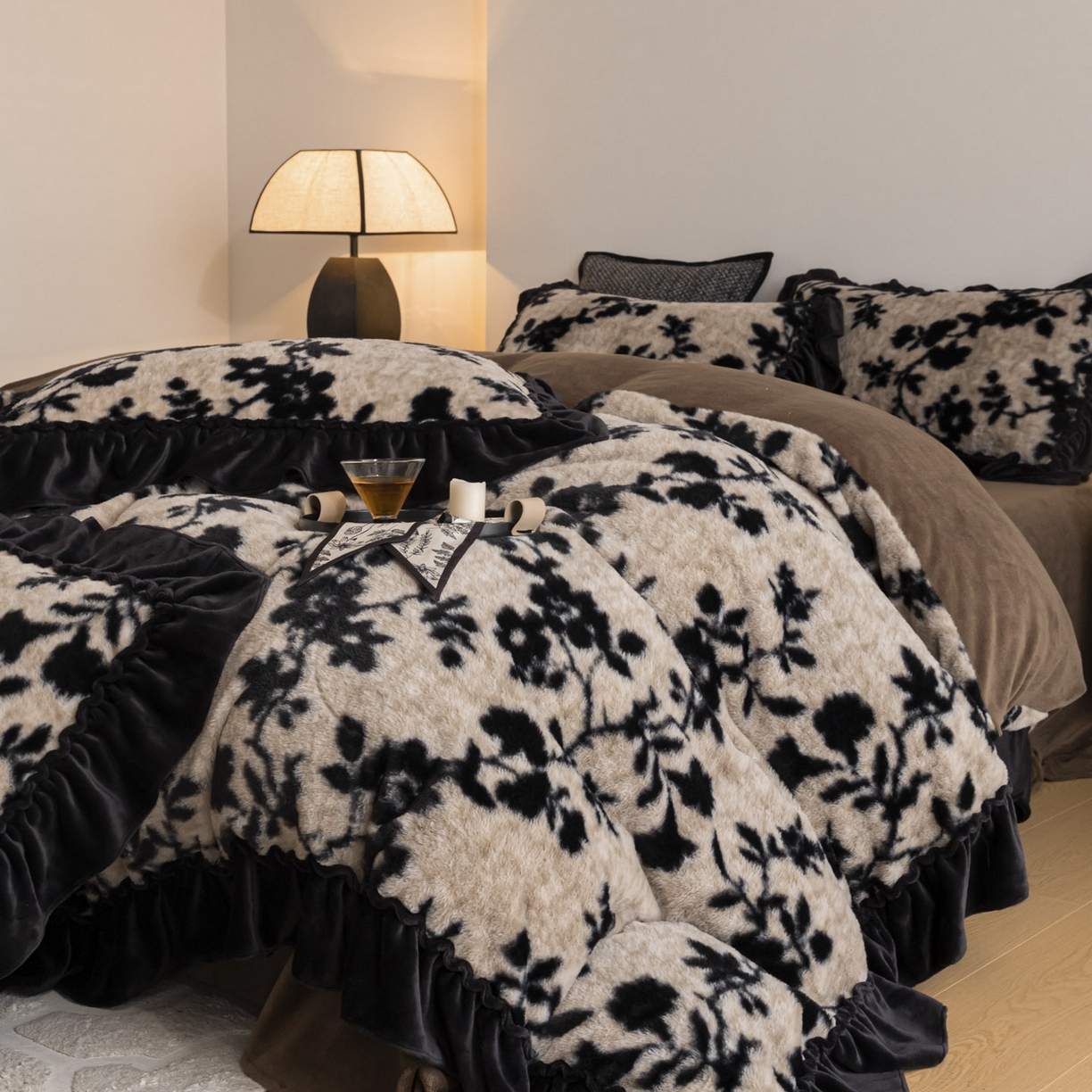 91家纺网 家纺一手货源 找家纺 （总）迪梦姿家纺 2025新款轻奢美拉德高克重兔毛花边床单四件套