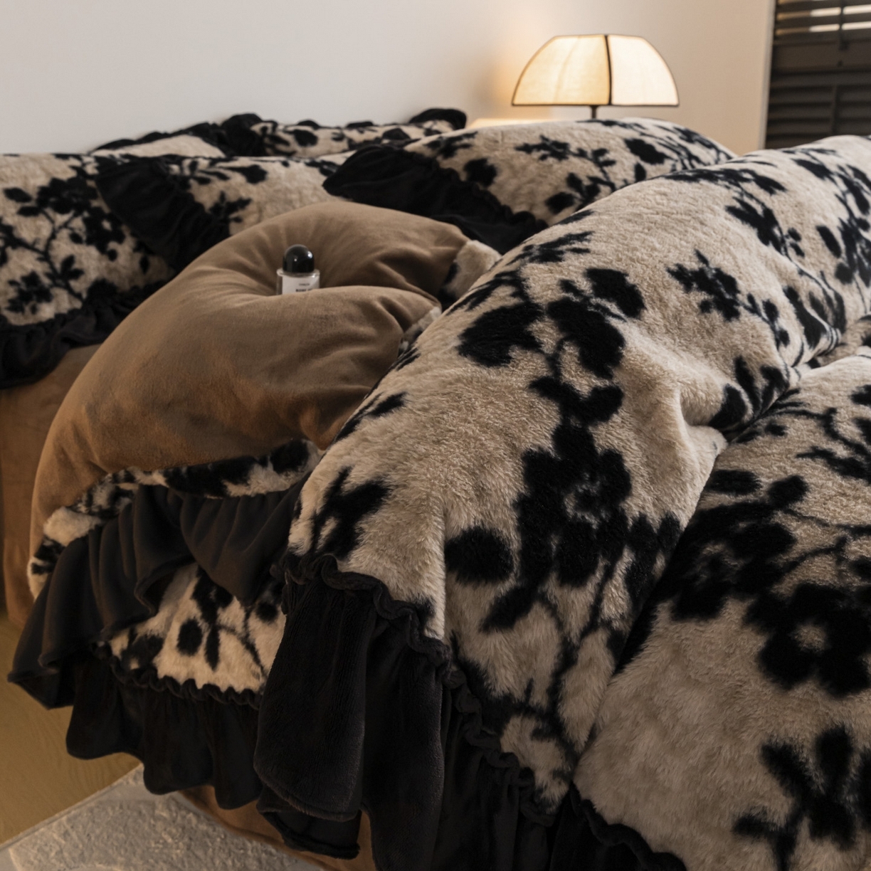 91家纺网 家纺一手货源 找家纺 （总）迪梦姿家纺 2025新款轻奢美拉德高克重兔毛花边床单四件套