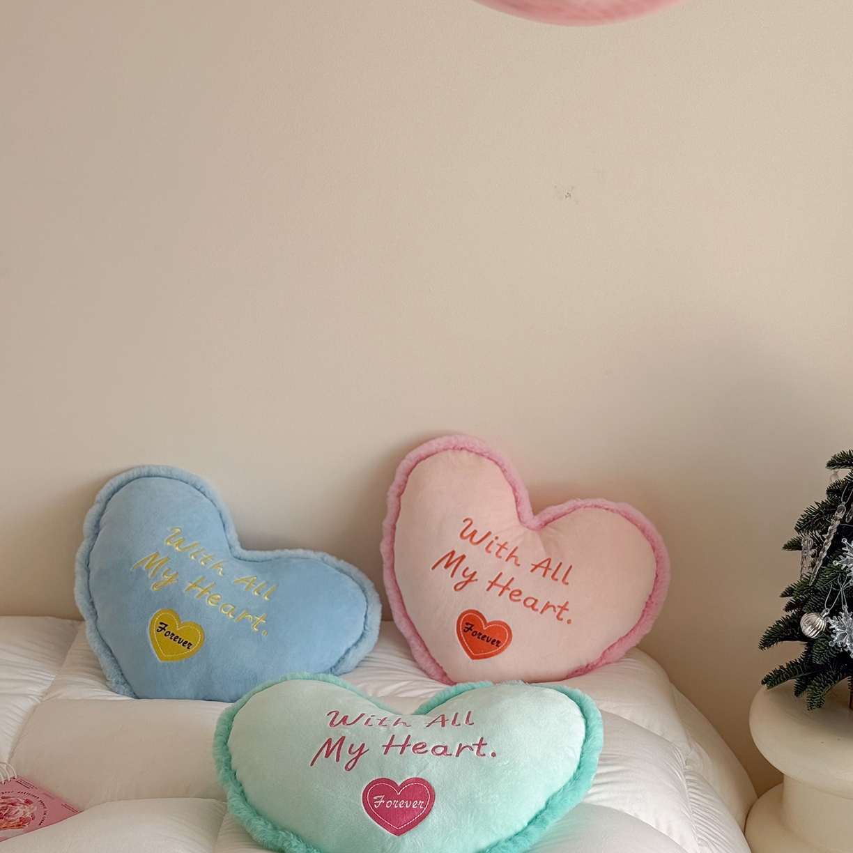 91家纺网 家纺一手货源 找家纺 美茉家居 2026新款水晶绒马卡龙爱心抱枕 樱花粉