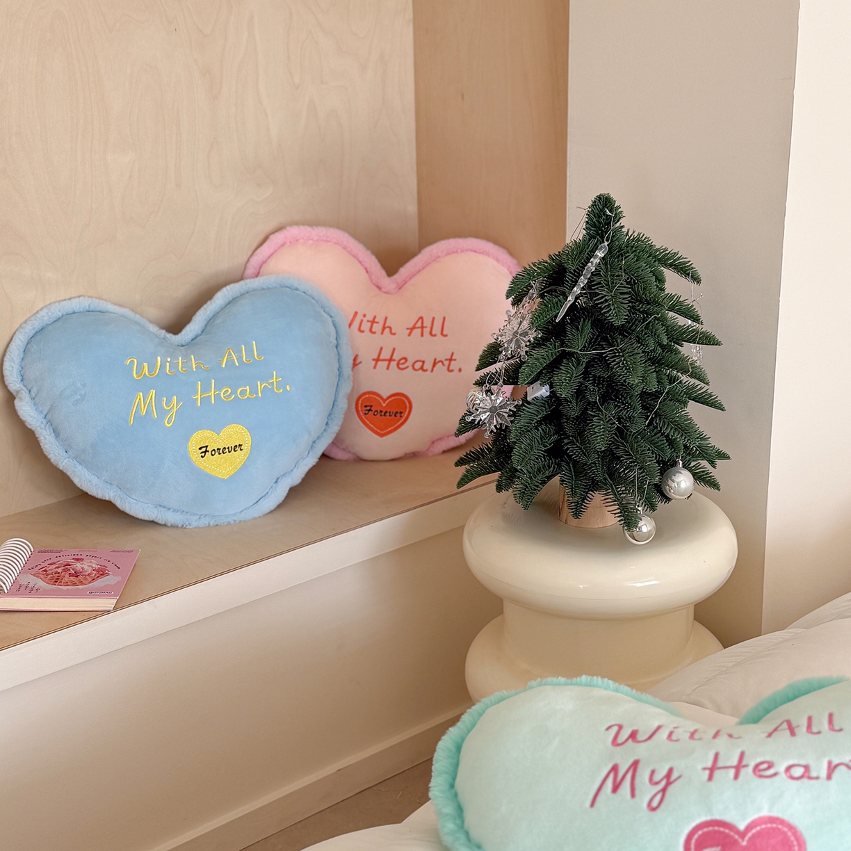 91家纺网 家纺一手货源 找家纺 美茉家居 2026新款水晶绒马卡龙爱心抱枕 樱花粉