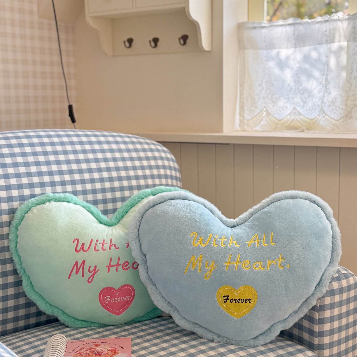 91家纺网 家纺一手货源 找家纺 美茉家居 2026新款水晶绒马卡龙爱心抱枕 樱花粉